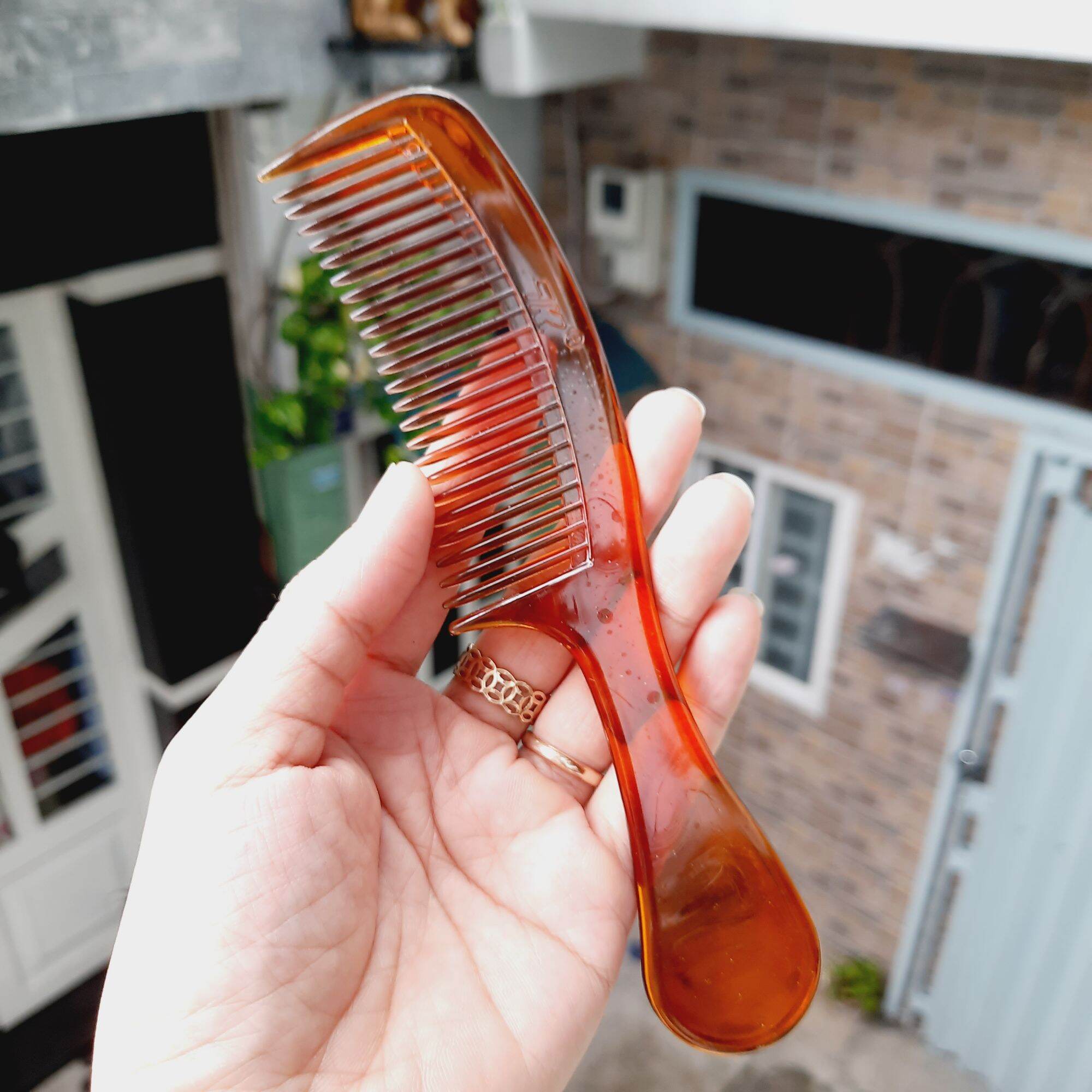 Lược chải tóc có cán màu nâu cở nhỏ