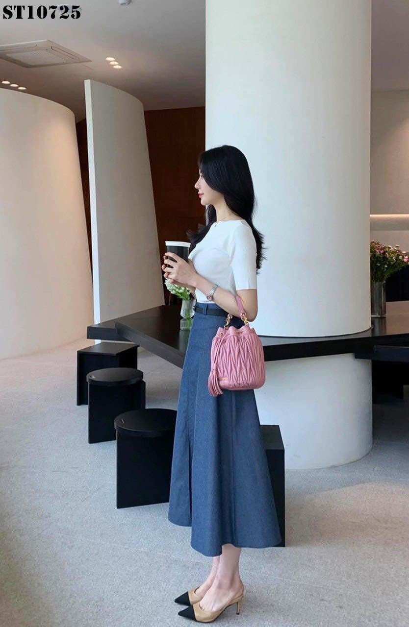 Set áo phông trắng basic mix chân váy jeans xanh kèm belt