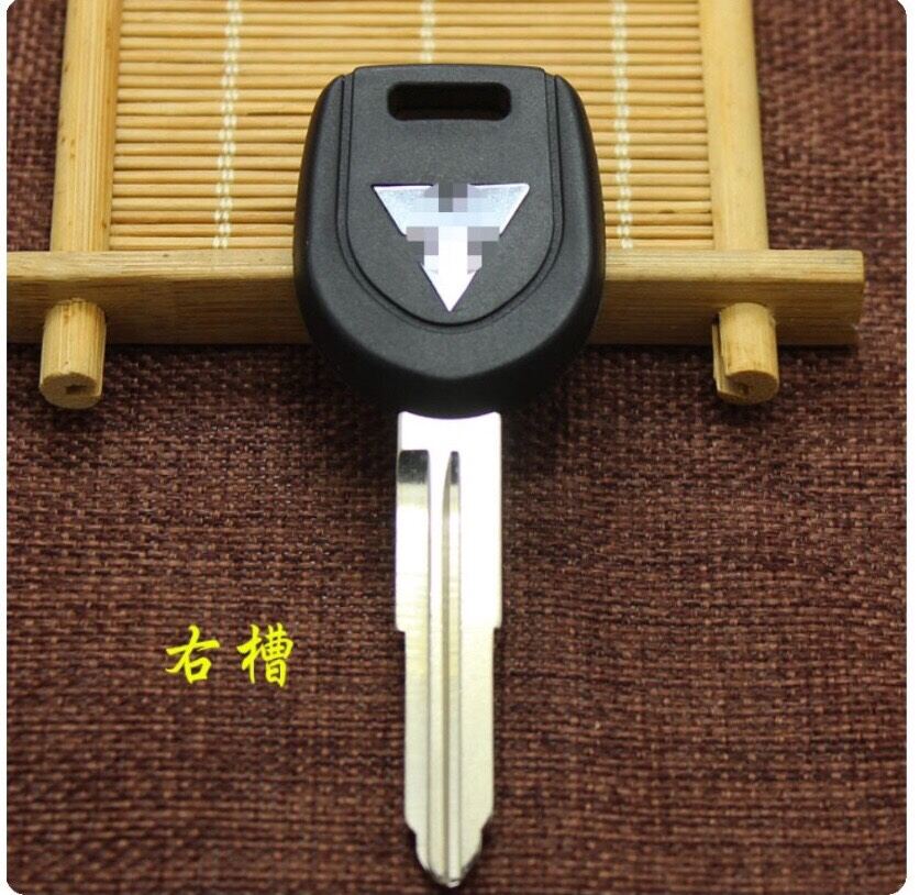 Vỏ chìa khoá MITSUBISHI ( có hộc nhét chíp , không kèm chíp )