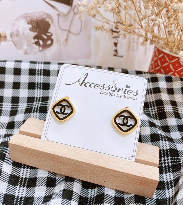 T6329 - Bông tai titan chanel vuông rỗng viền đen
