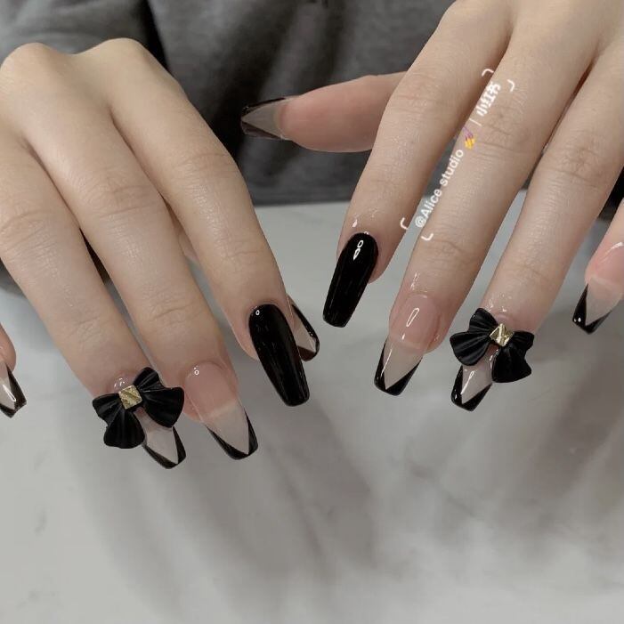 Móng tay giả nail box màu đen đính nơ sang trọng