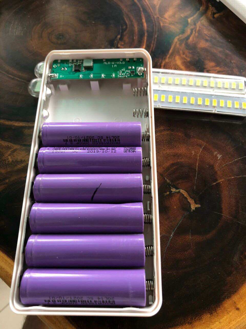 Box sạc dự phòng 8 cell pin 18650 hỗ trợ dung lượng lên đến 20.000mah