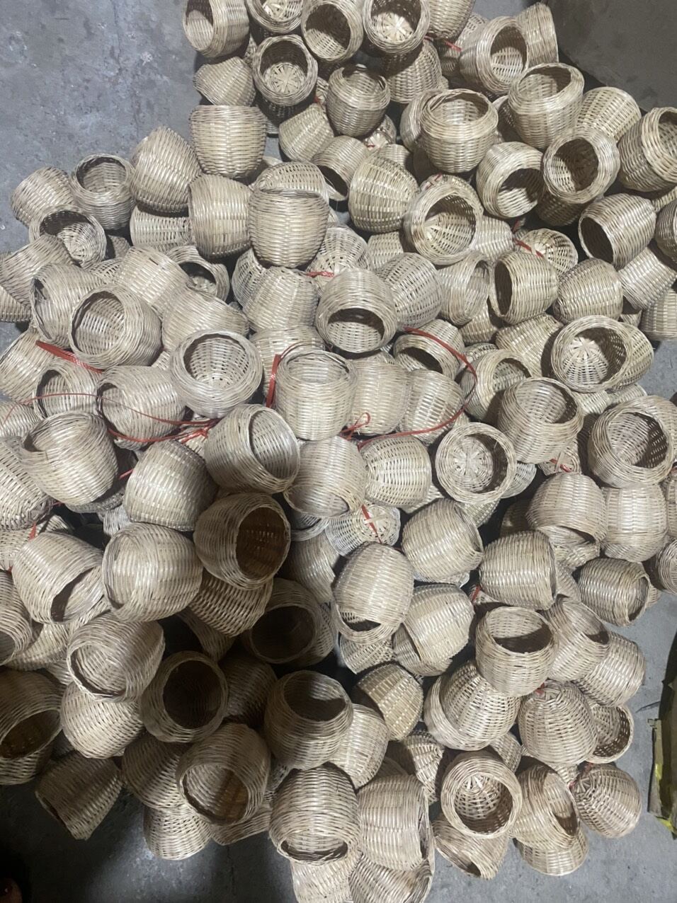 Giỏ thóc tre đựng thóc cho chim cu gáy