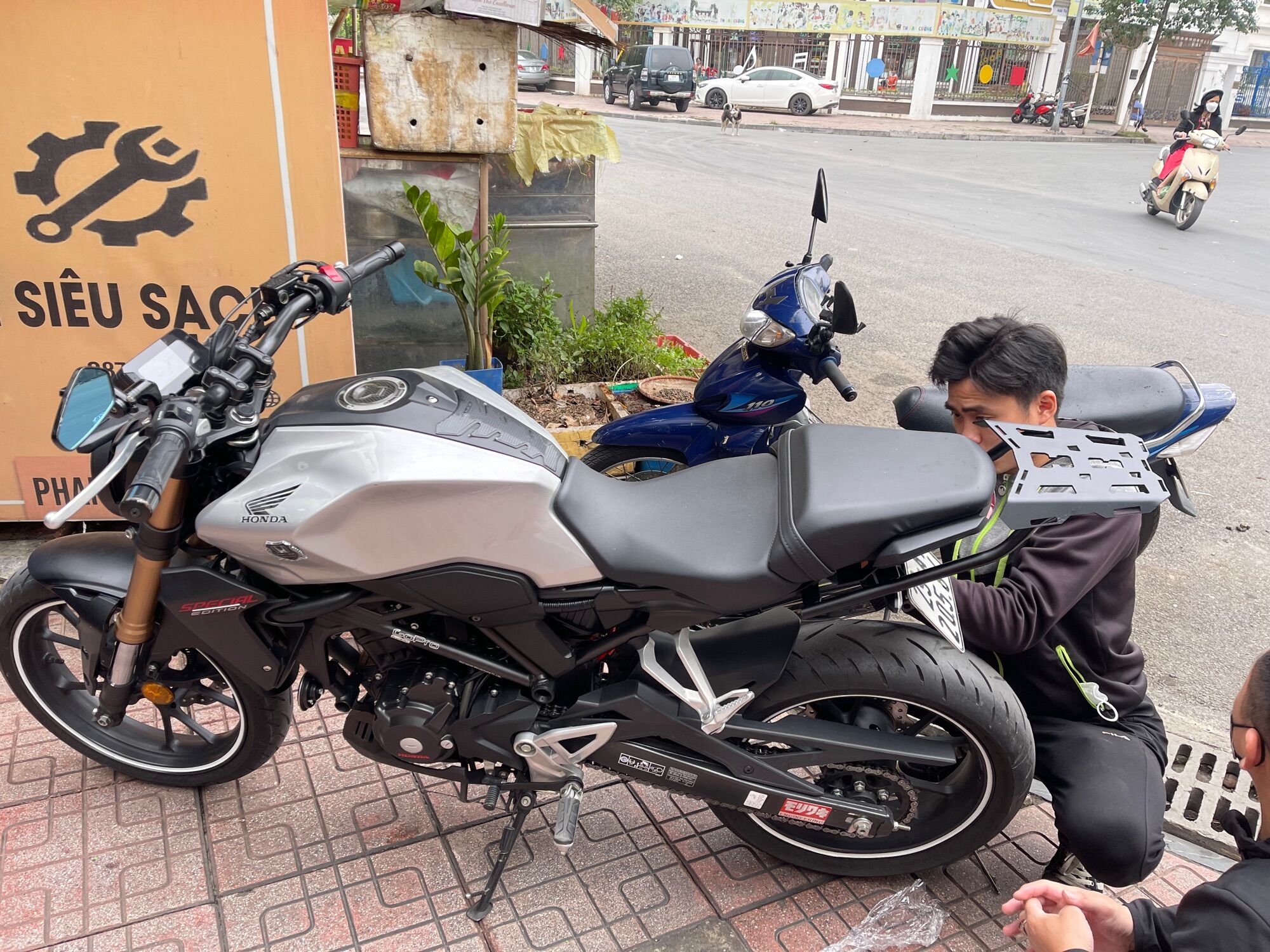 Baga giá buộc hành lý CB150R,CB300R CNC (sơn sần tĩnh điện chống xước)