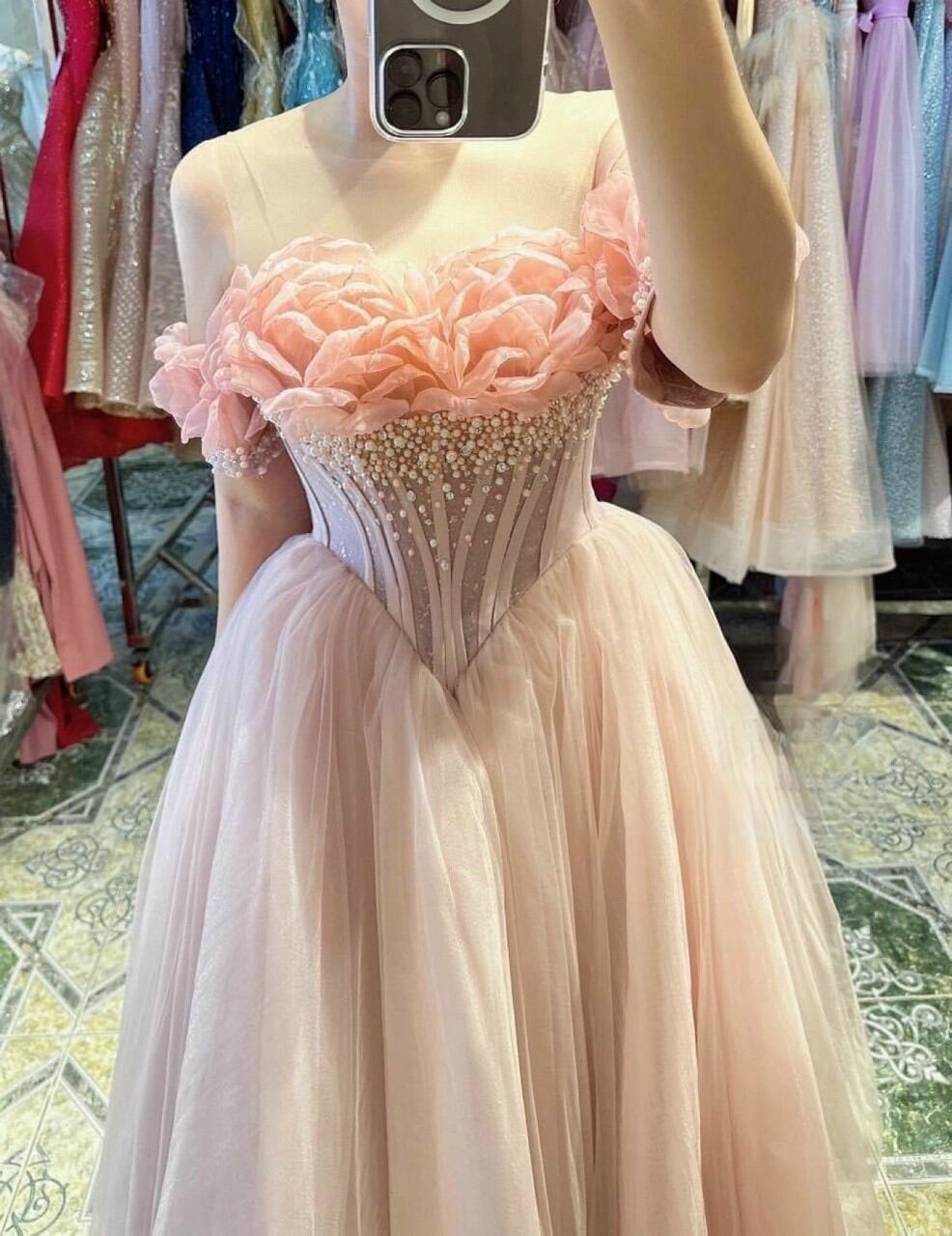 ĐẦM XÒE PHỒNG ĐÍNH HOA TRỄ VAI