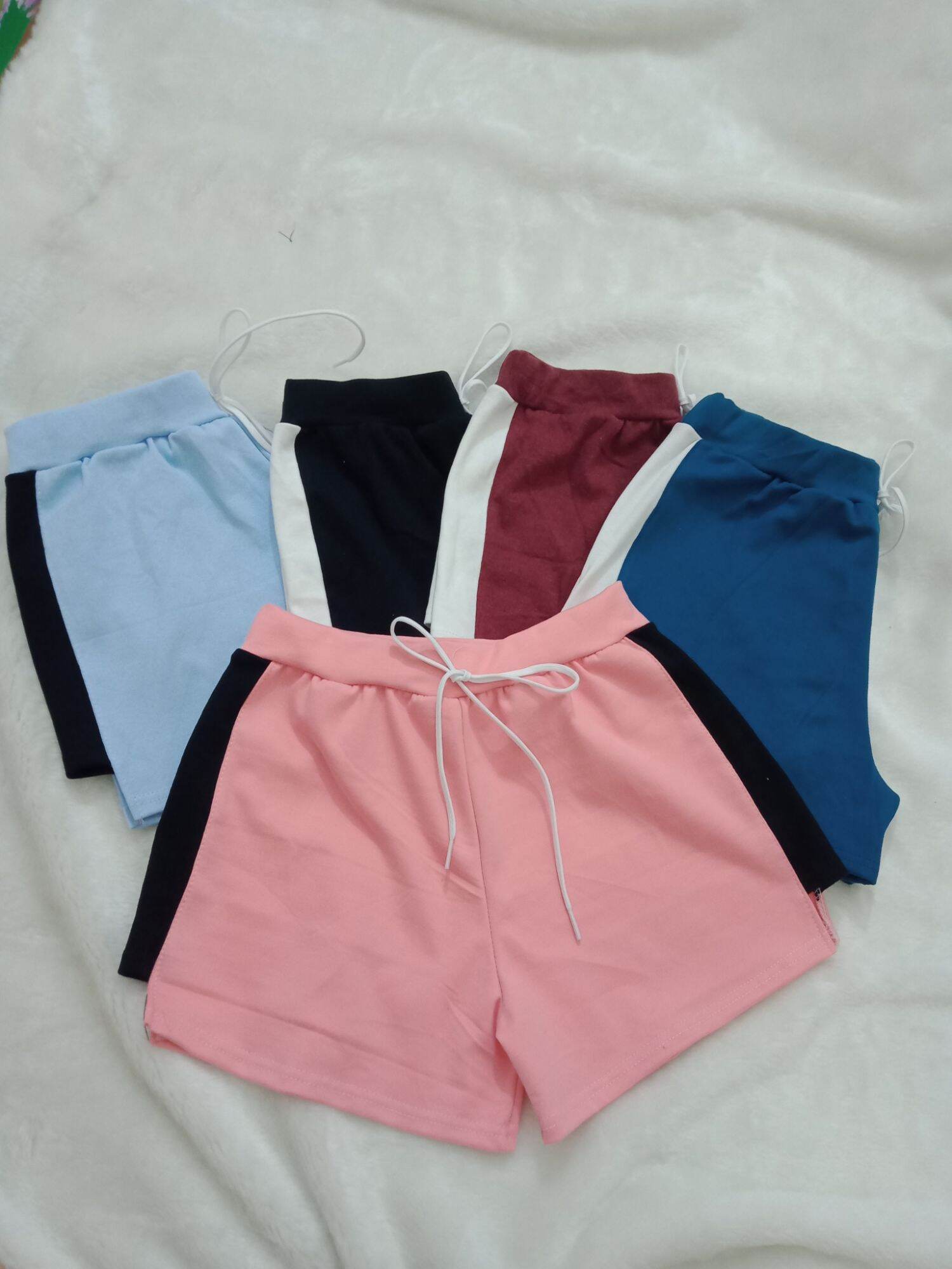 Quần short nữ phối sọc sườn thể thao