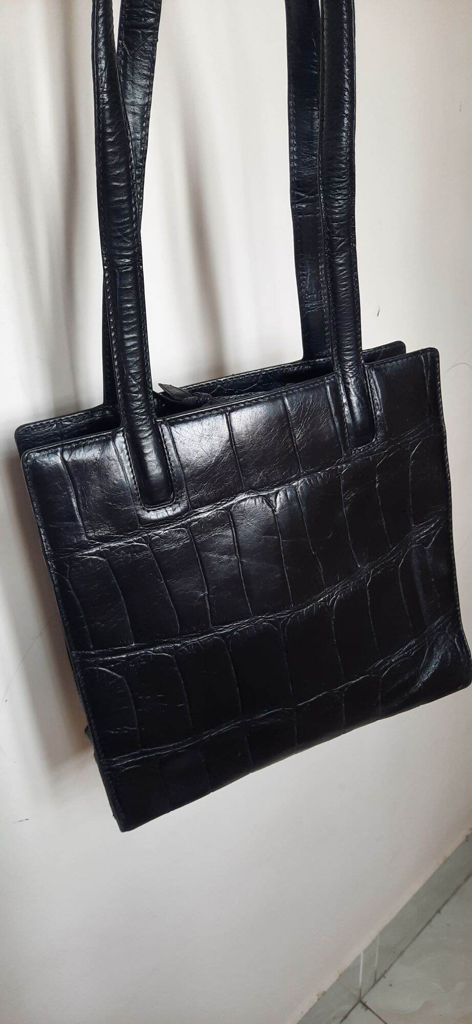 Túi da độc lạ Hiệu Bally