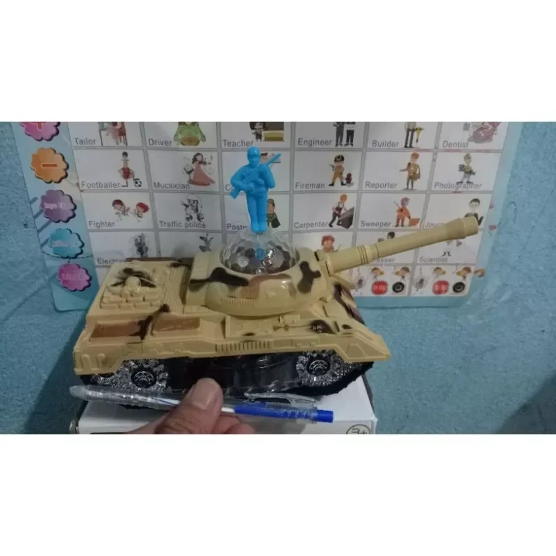 Đồ chơi xe tăng có nhạc và đèn
