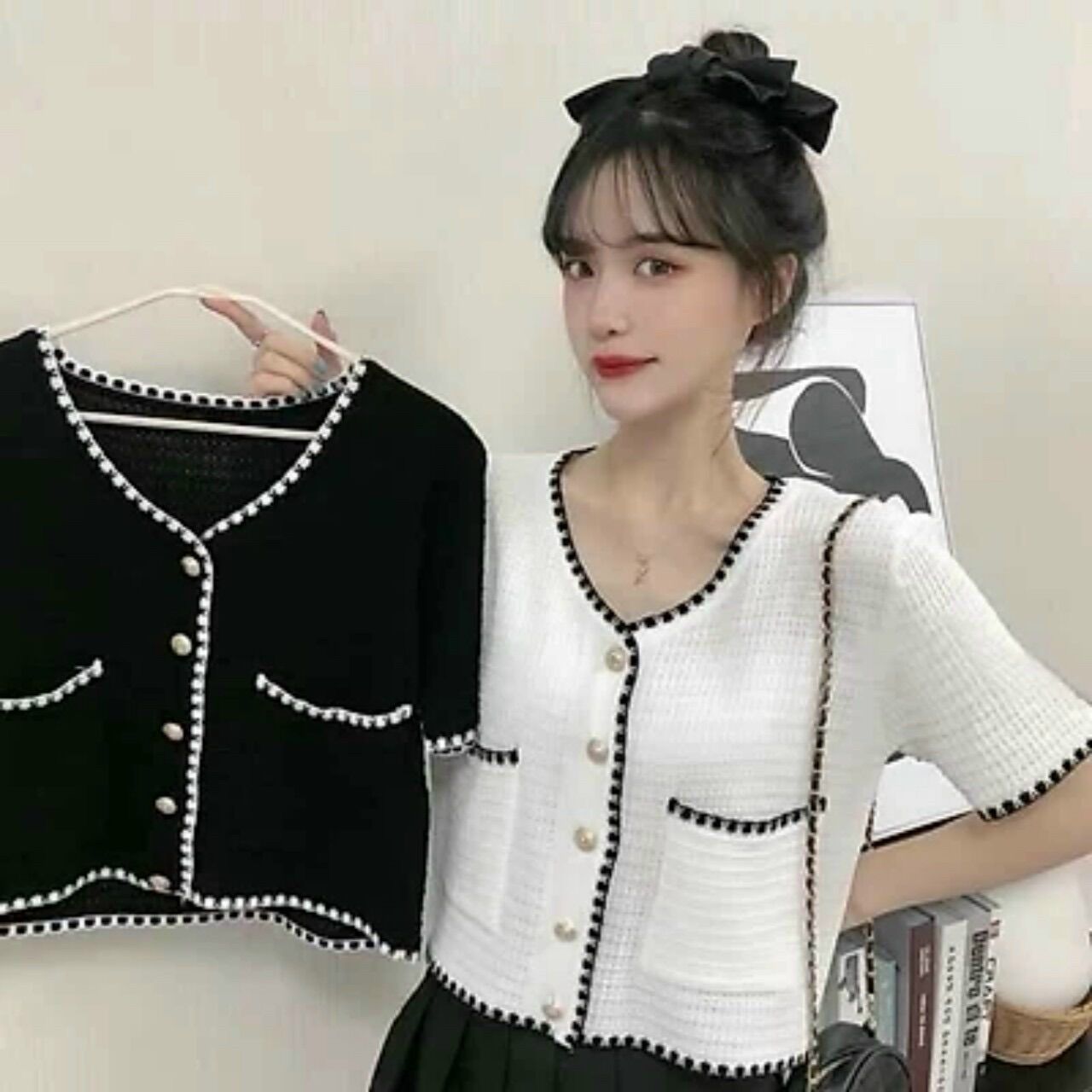 Áo Croptop Gân Cổ V Phối Ren