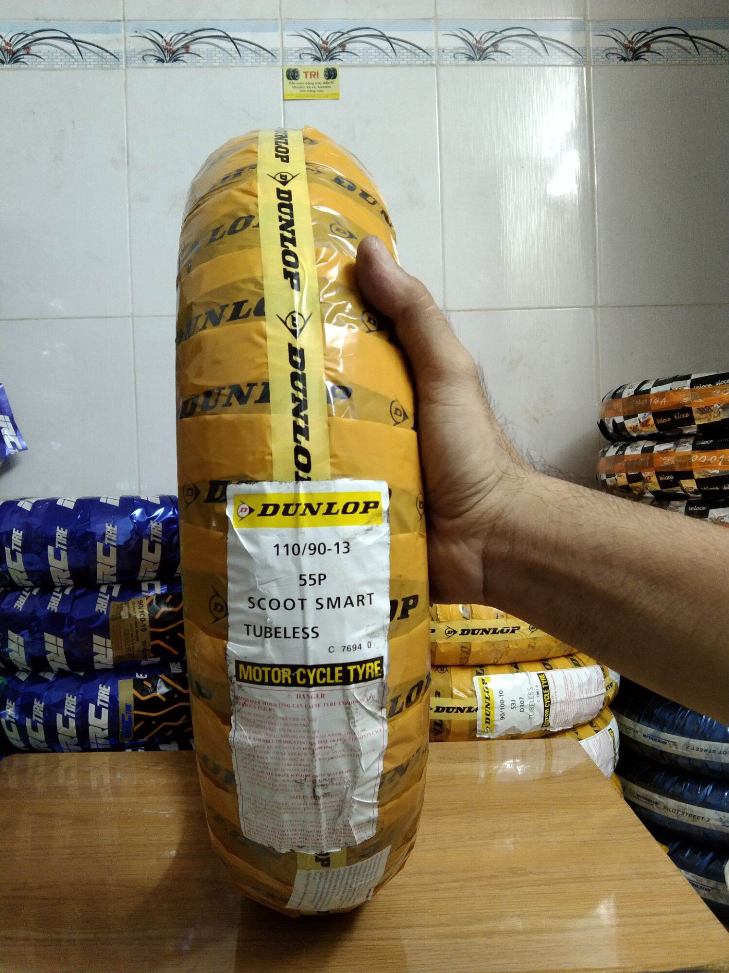 Lốp trước xe honda a còng , honda dylan hiệu dunlop 110-90/13 mã gai scoot smart.made in indonesia.