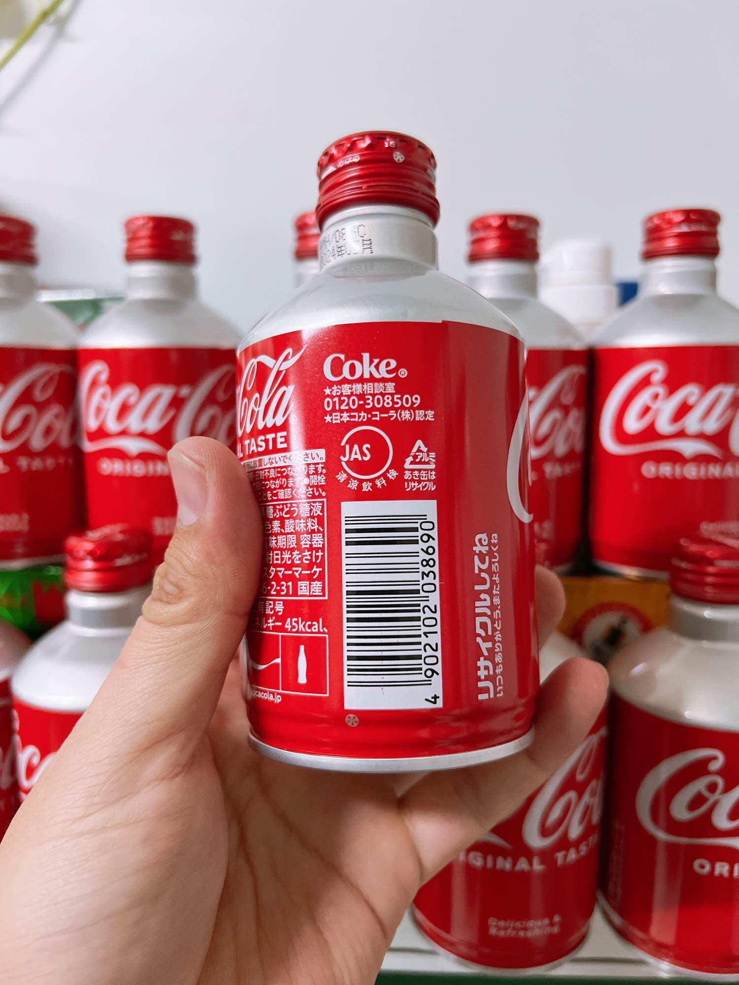 24 chai Coca chai nhôm nắp vặn 300ml Nhật Bản.