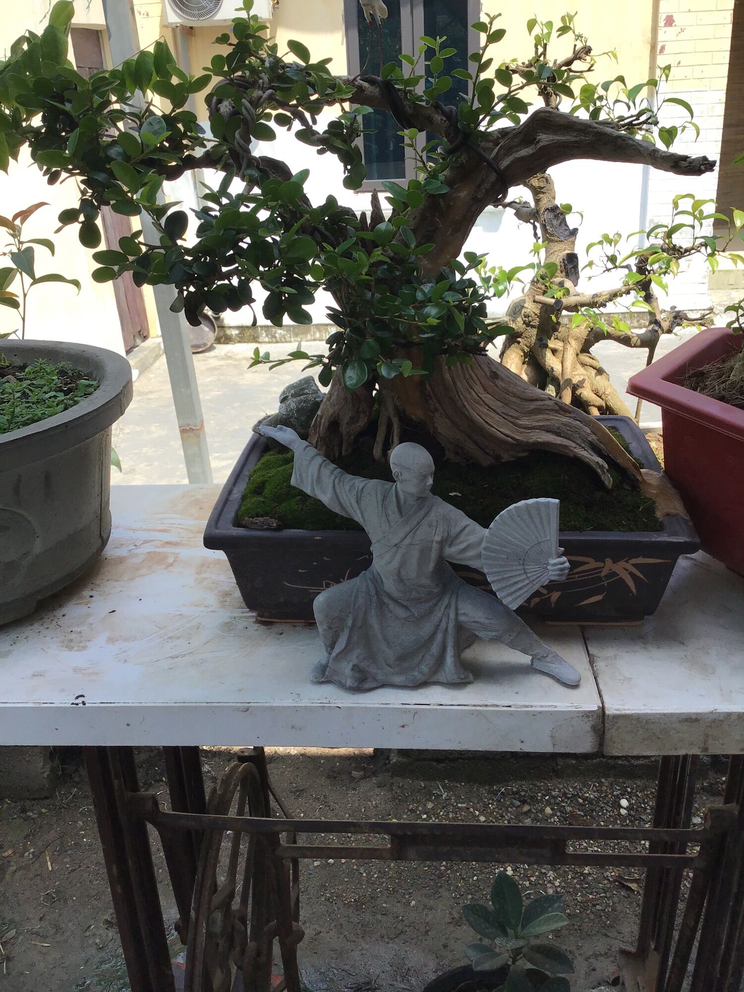 Tượng tăng nhân cầm quạt( chất liệu xi măng)