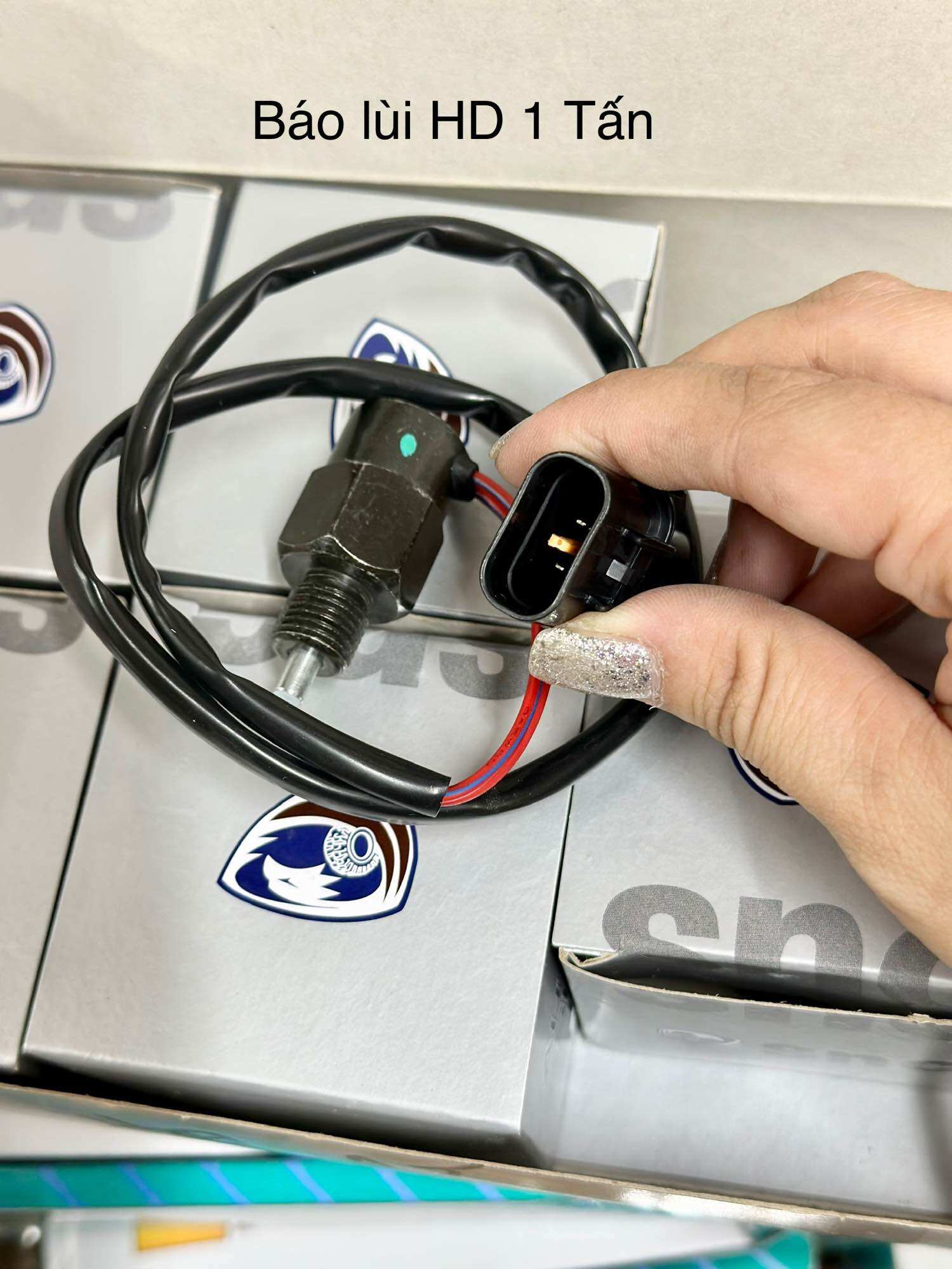 Núm báo lùi oto huyndai 1 tấn