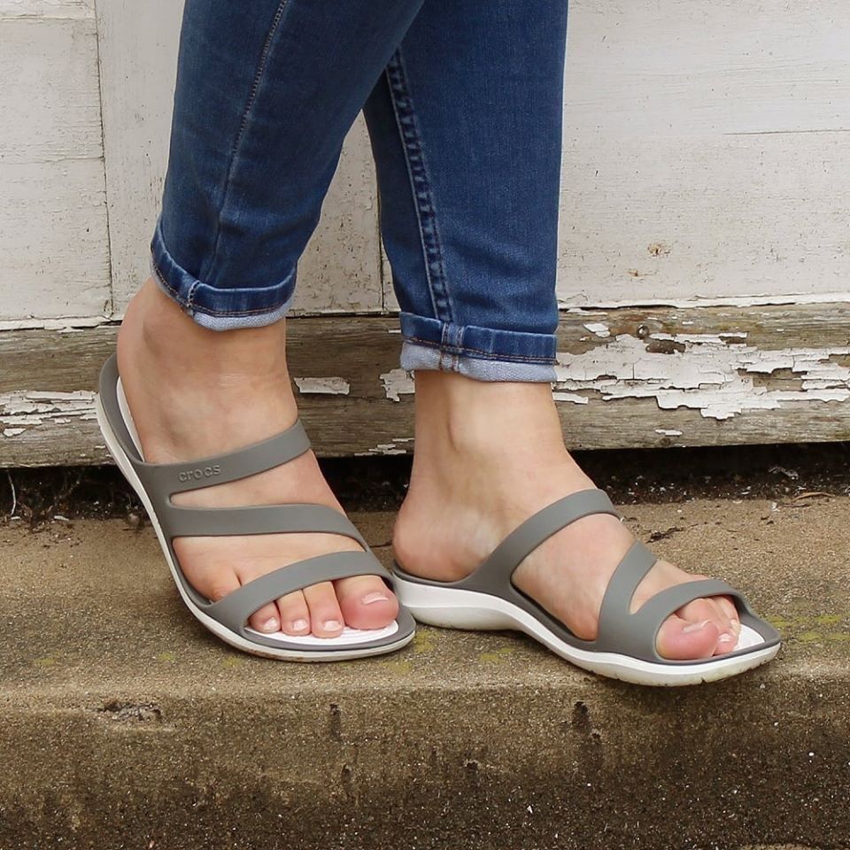 Dép lê nhựa Crocs Swiftwater dành cho nữ (nhiều màu)