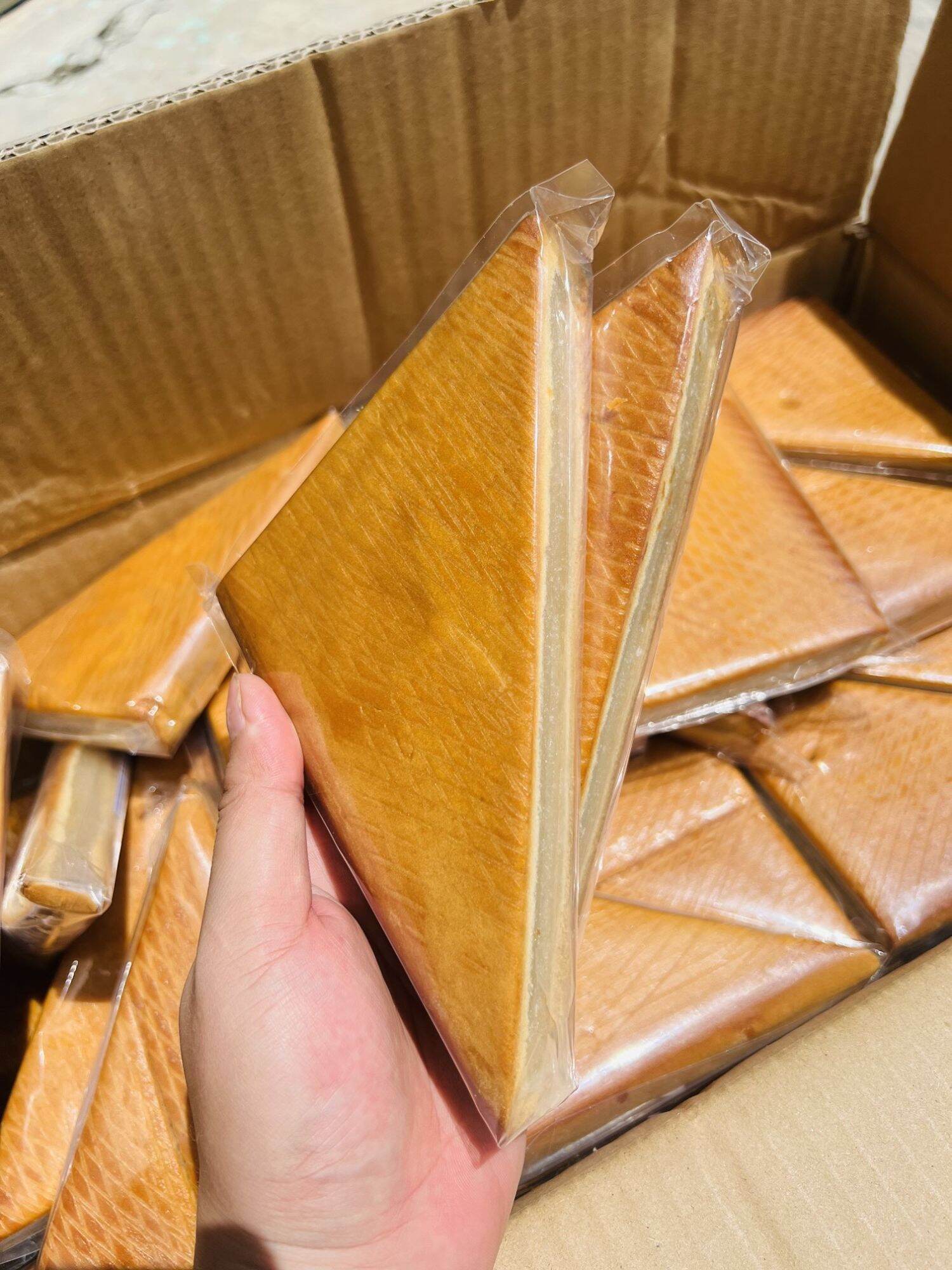 Bánh xà lam dừa miếng tam giác lớn 200g, hsd 45 ngày