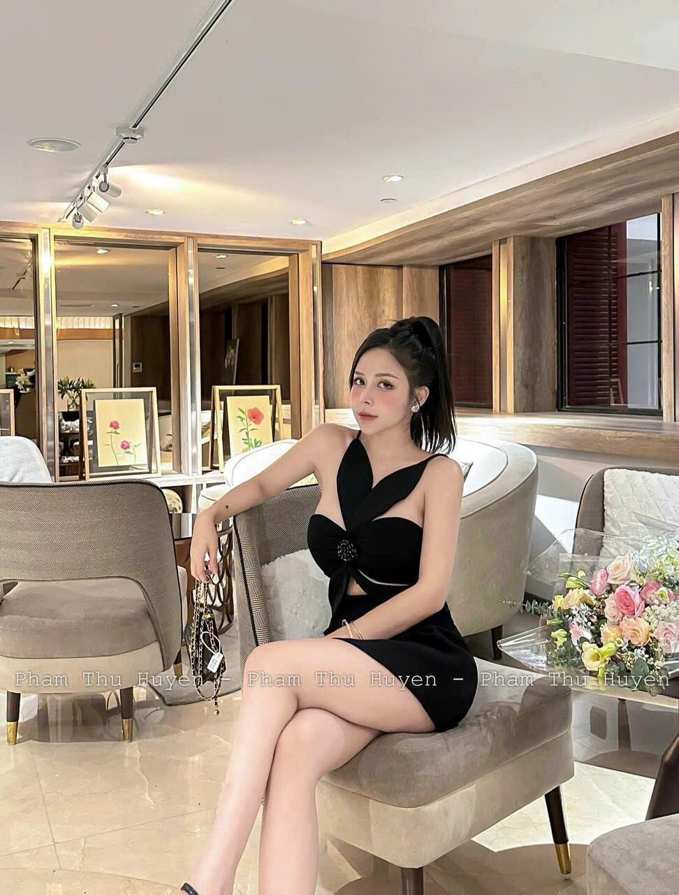 ĐẦM CỔ YẾM TAI THỎ KHOÉT EO ĐI TIỆC(CÓ MÚT NGỰC)