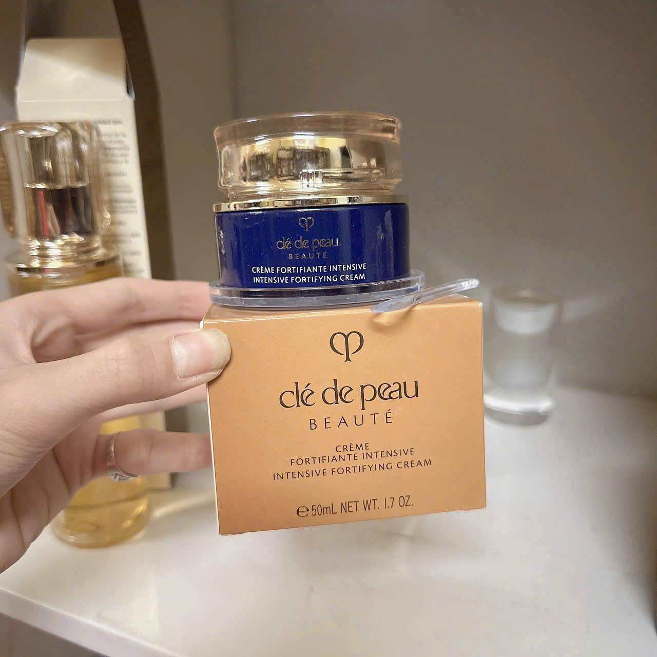 Kem dưỡng trắng căng bóng Cle De Peau 50ml ngày/đêm