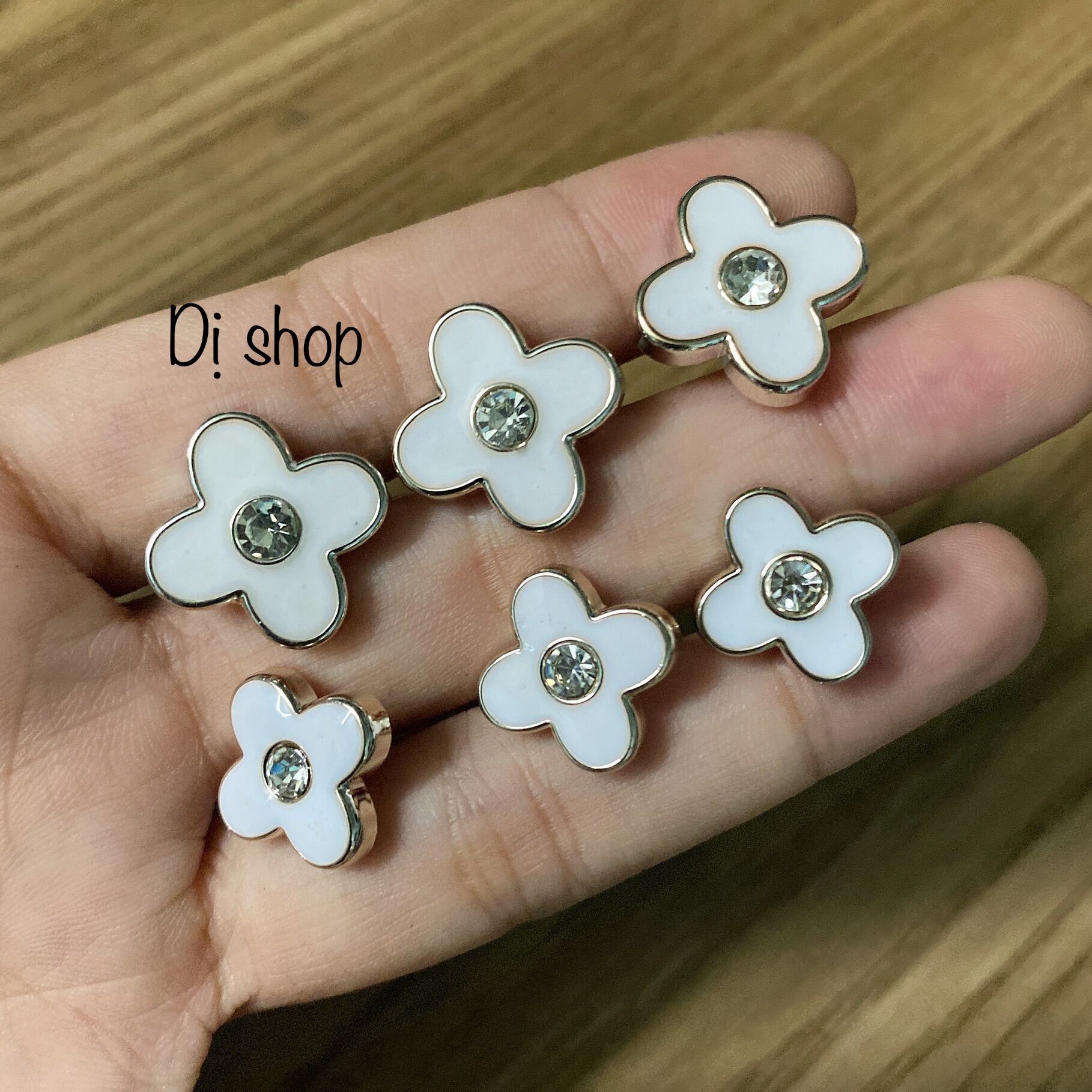 Sét 5 nút nhựa hoa 4 cánh 1.5cm và 1.8cm