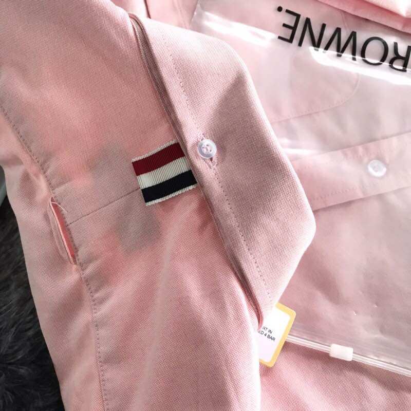 Áo sơ mi thom brown hồng viền 4 sọc trắng