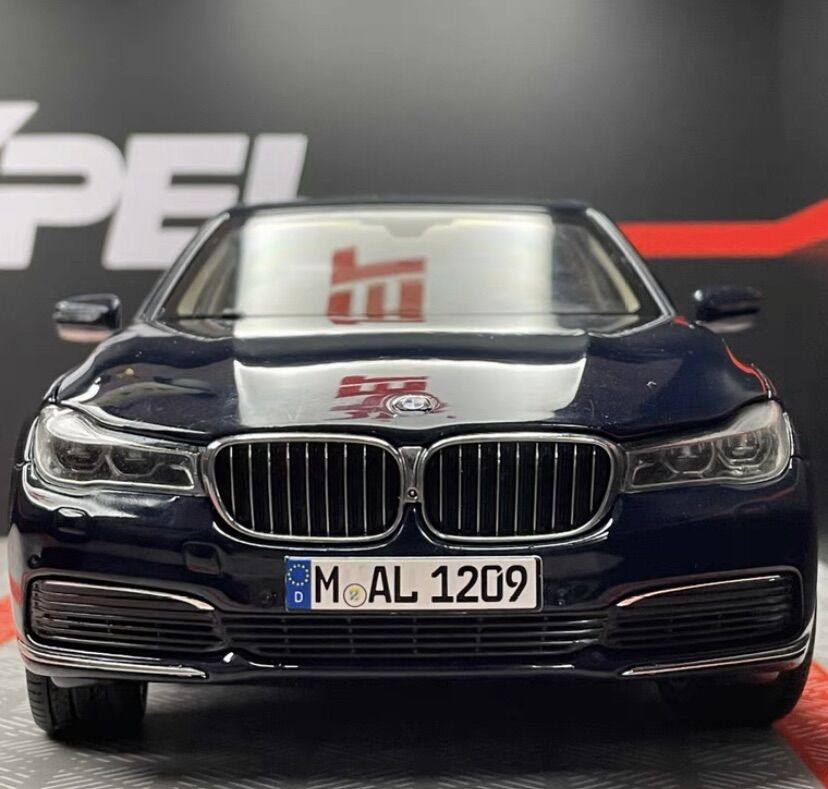 Mô hình xe bmw 750i tỉ lệ 1:18
