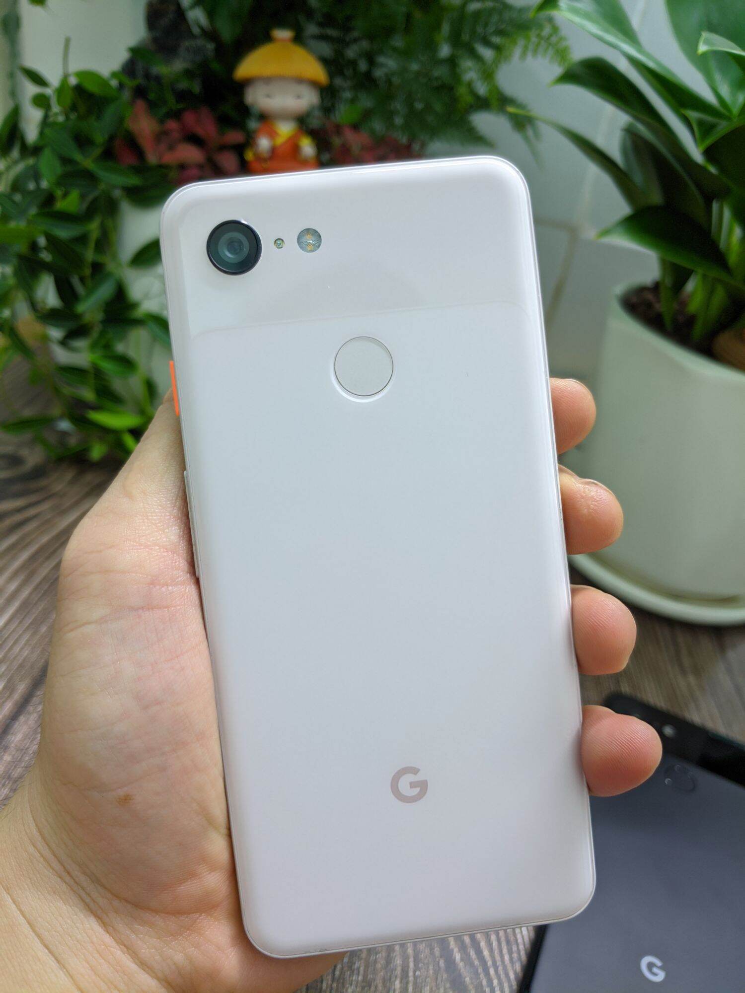 Điện thoại GOOGLE PIXEL 3 nhỏ gọn, máy phụ cực chất