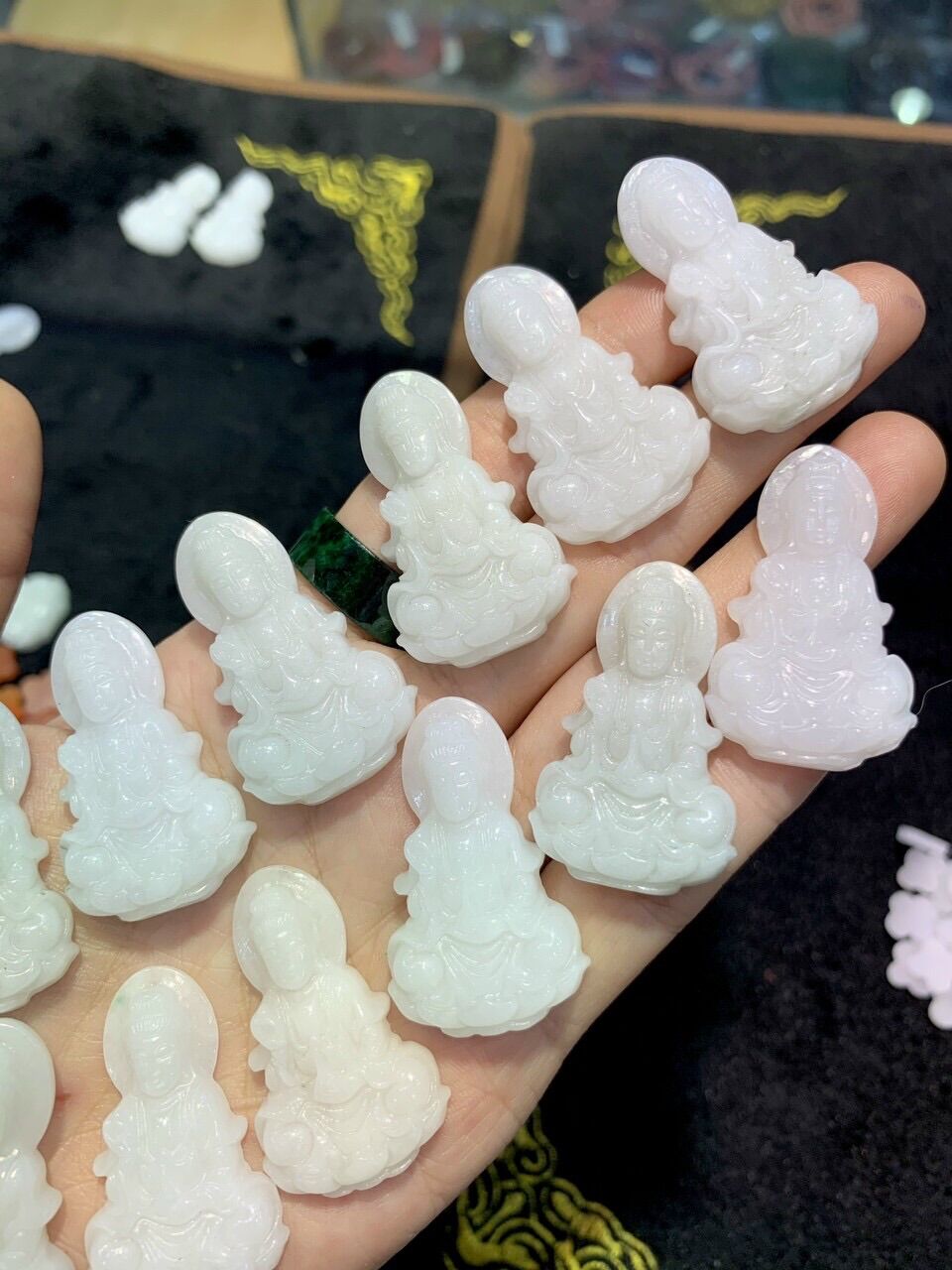 Mặt dây đeo cổ Phật Bà quan âm Bạch Ngọc