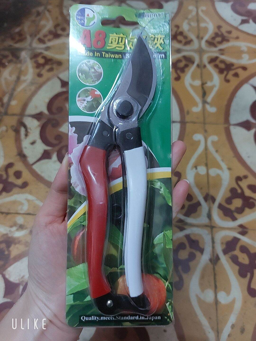 kéo cắt cành cây, tỉa hoa, tỉa lá.