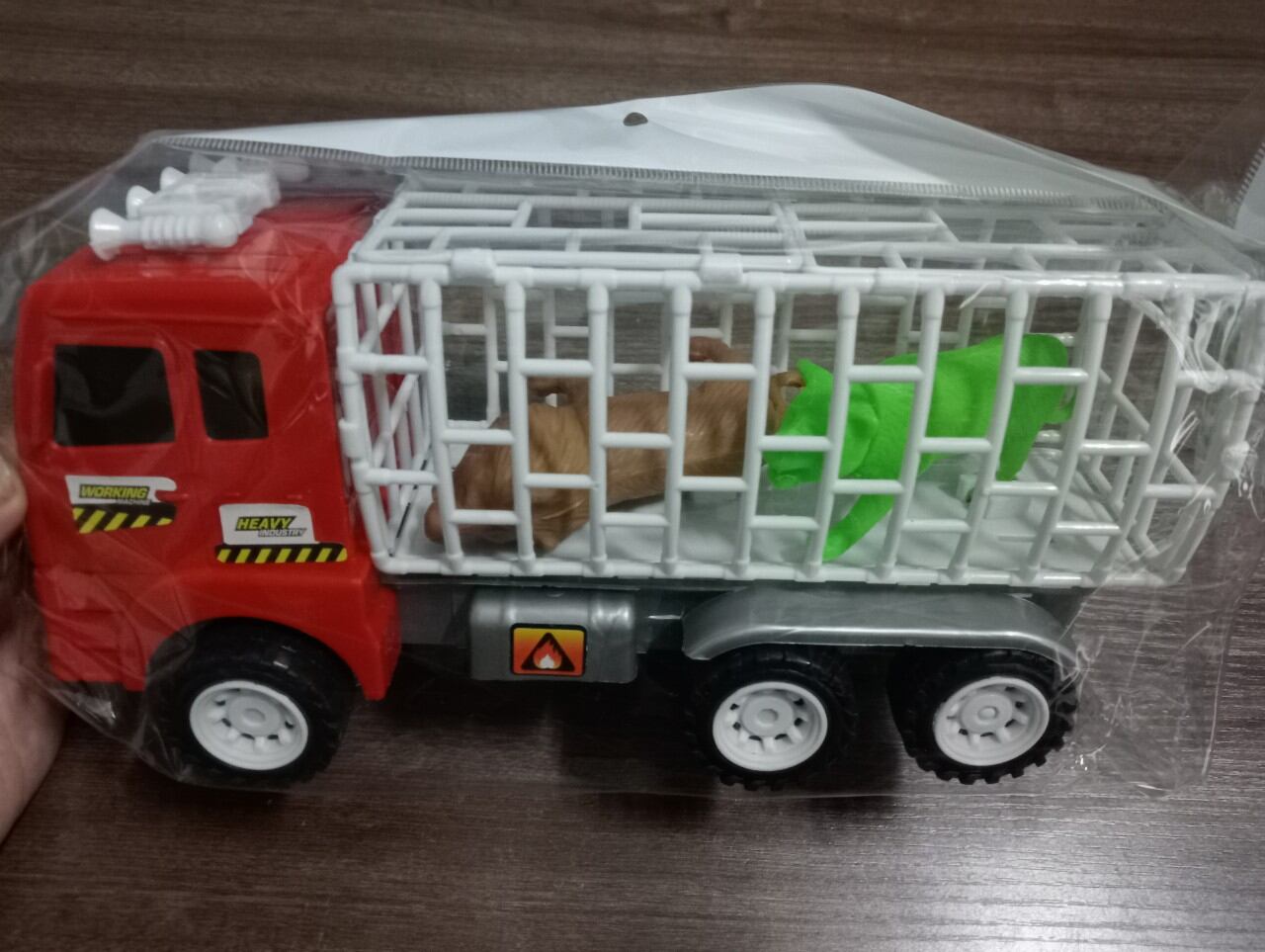 Đồ chơi xe tải chở hàng chạy trớn