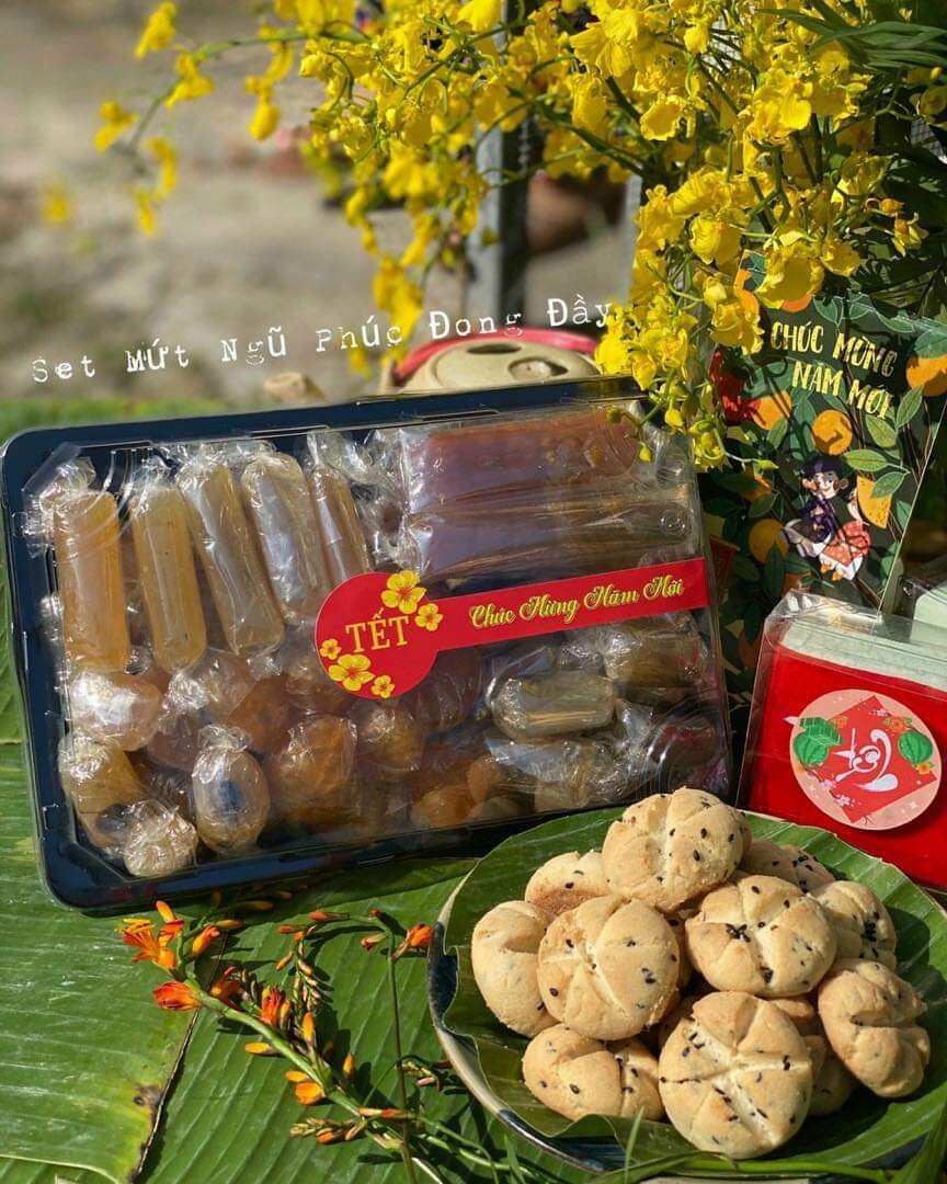 Hộp mứt Ngũ phúc đông đầy 700g (Mứt me quấn khúc,  mứt tắc,mứt gừng viên,  mứt khóm,  mứt mãng cầu)