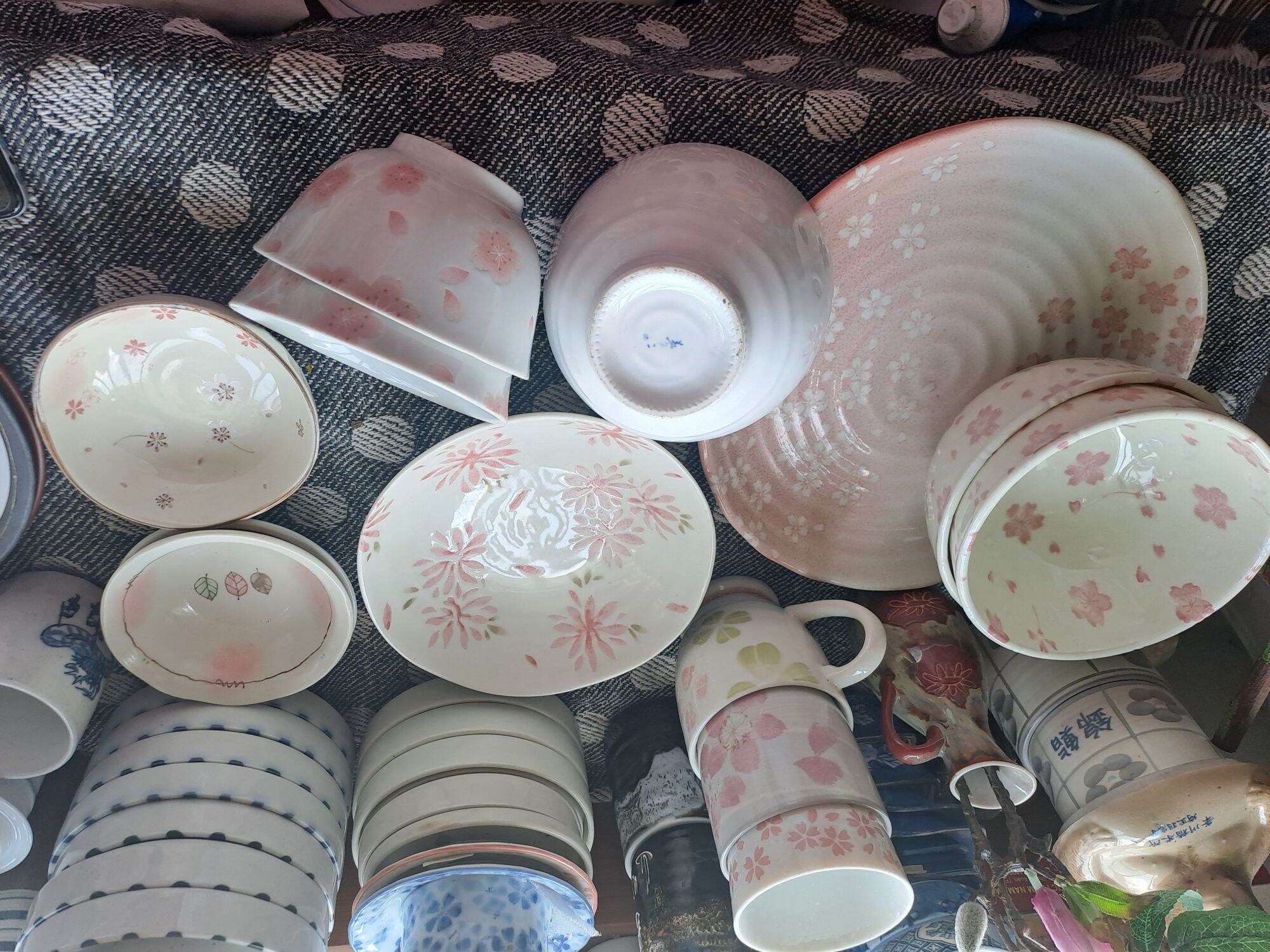 Dĩa tô chén Mộc men tiêu khắc Hoa đủ size GỐM SỨ NHẬT 2hand   | Đĩa trắng và tím với hoa khắc tinh tế   | Dụng cụ ăn uống nhà bếp Nhật Bản