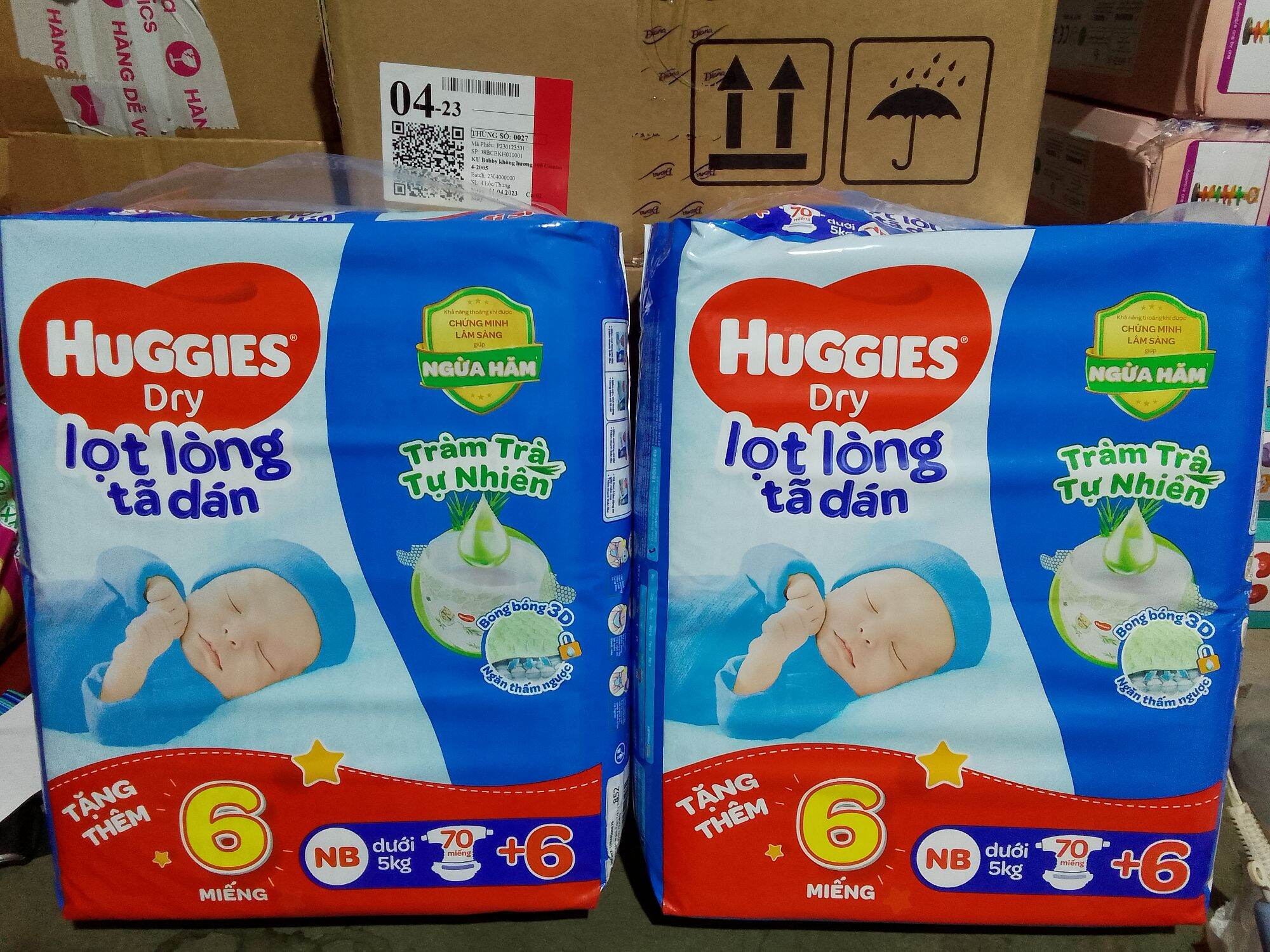 Tặng 12 miếng Combo 2 tã dán sơ sinh Huggies NB 70 miếng trà tràm tự nhiên