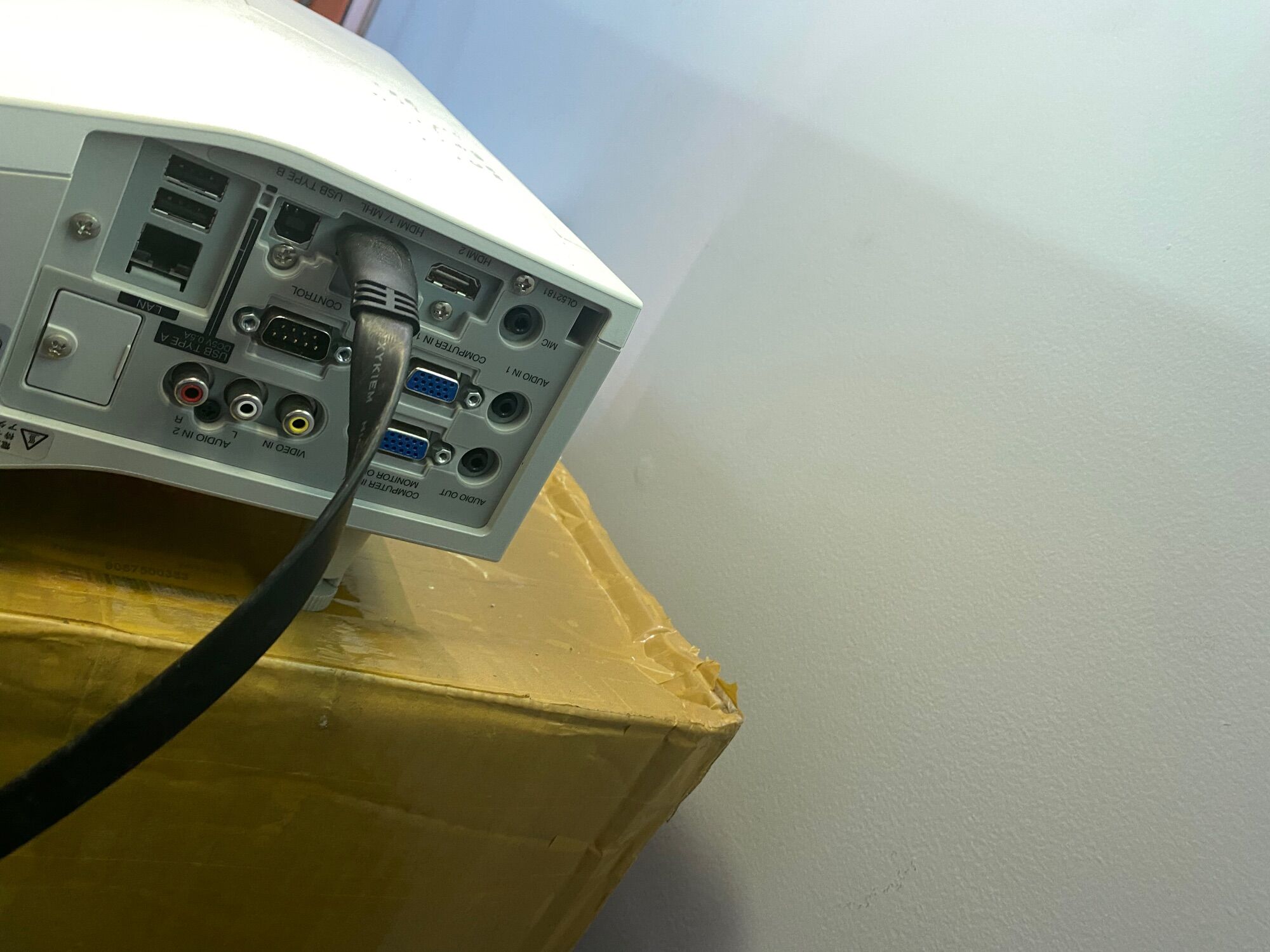 Máy chiếu siêu gần Hitachi CP-Tw3005 Nhật