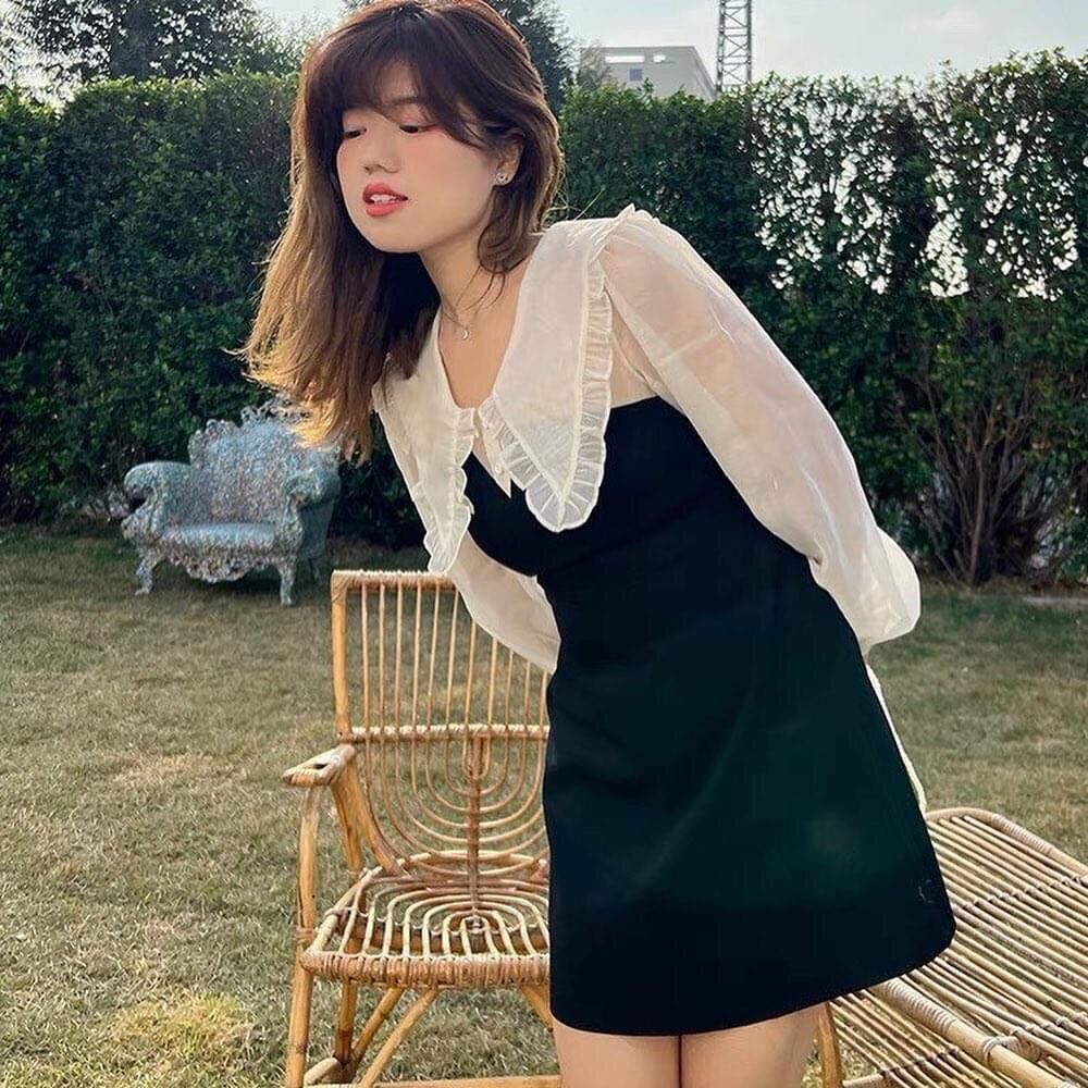 Đầm đen phối tay voan trắng cổ sen