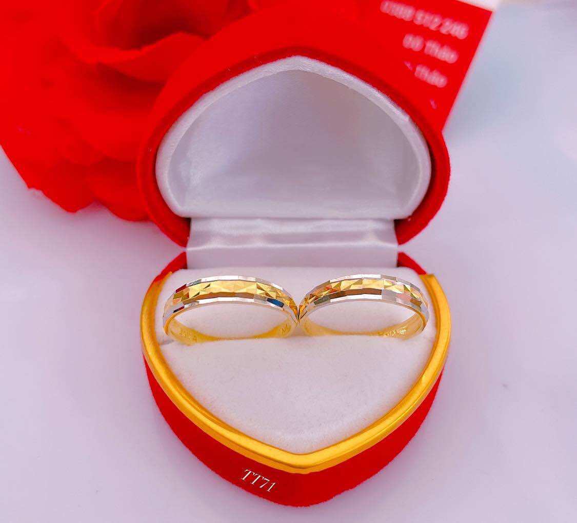 Nhẫn đôi - nhẫn cưới vàng tây đơn giản mà nổi bật - nhẹ nhàng mà sang trọng . có khắc kèm tên .ib hd đo sai