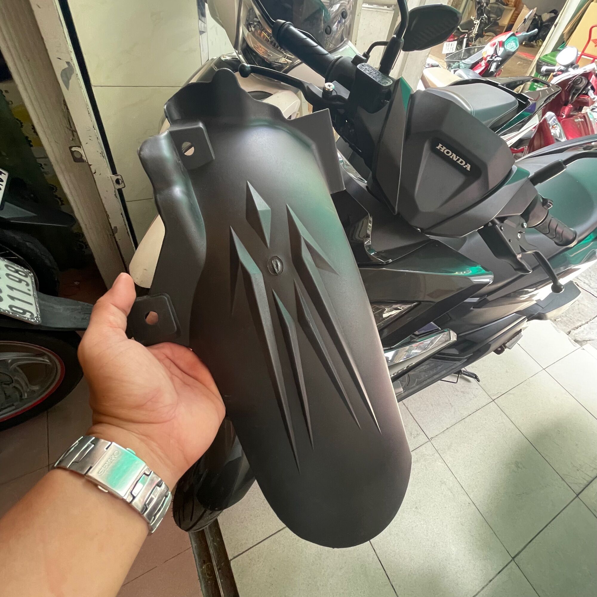 Dè con chắn bùn sau xe vario 160cc