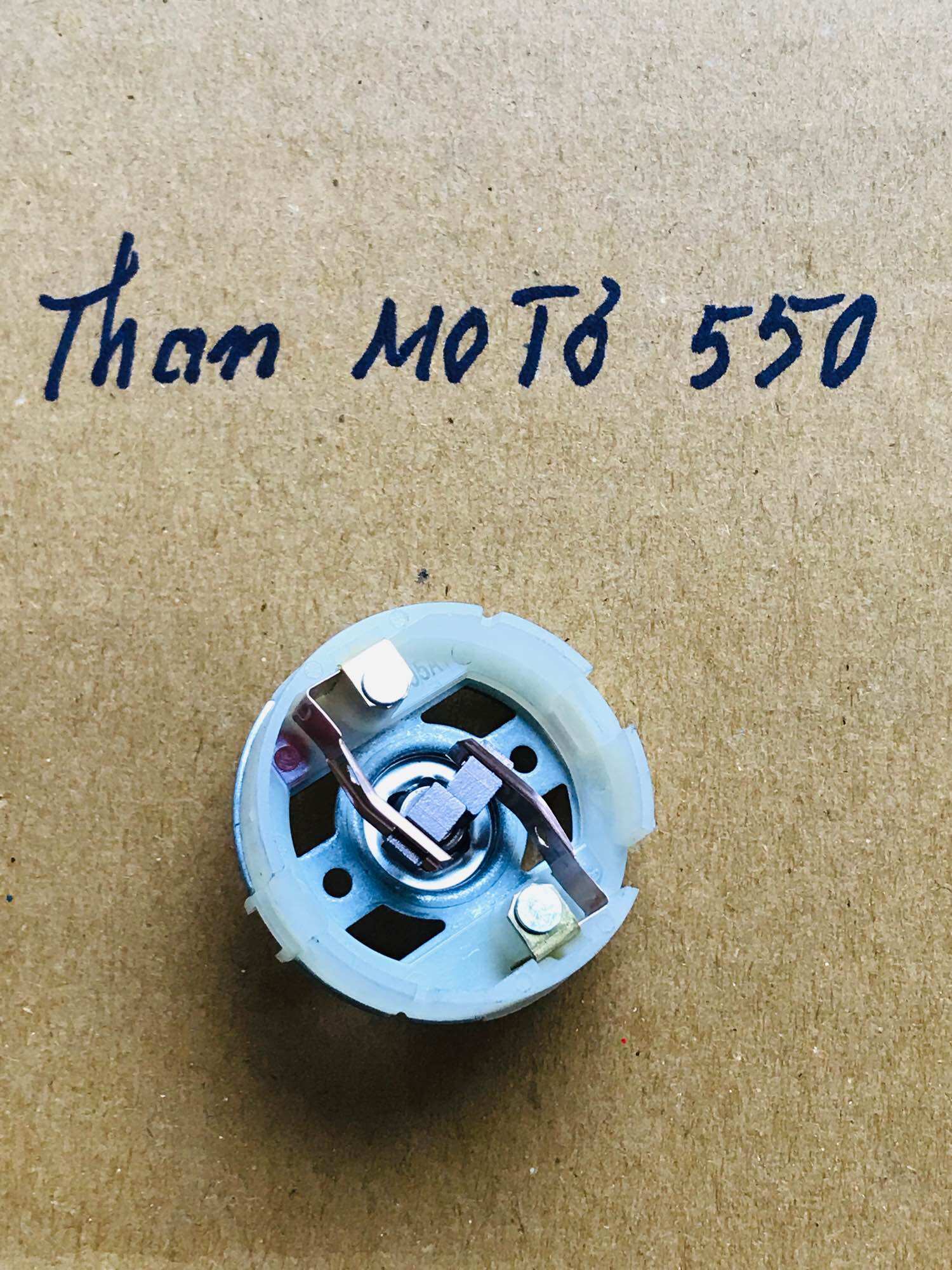 Đế than cho mô tơ 550 chổi than cho mô tơ