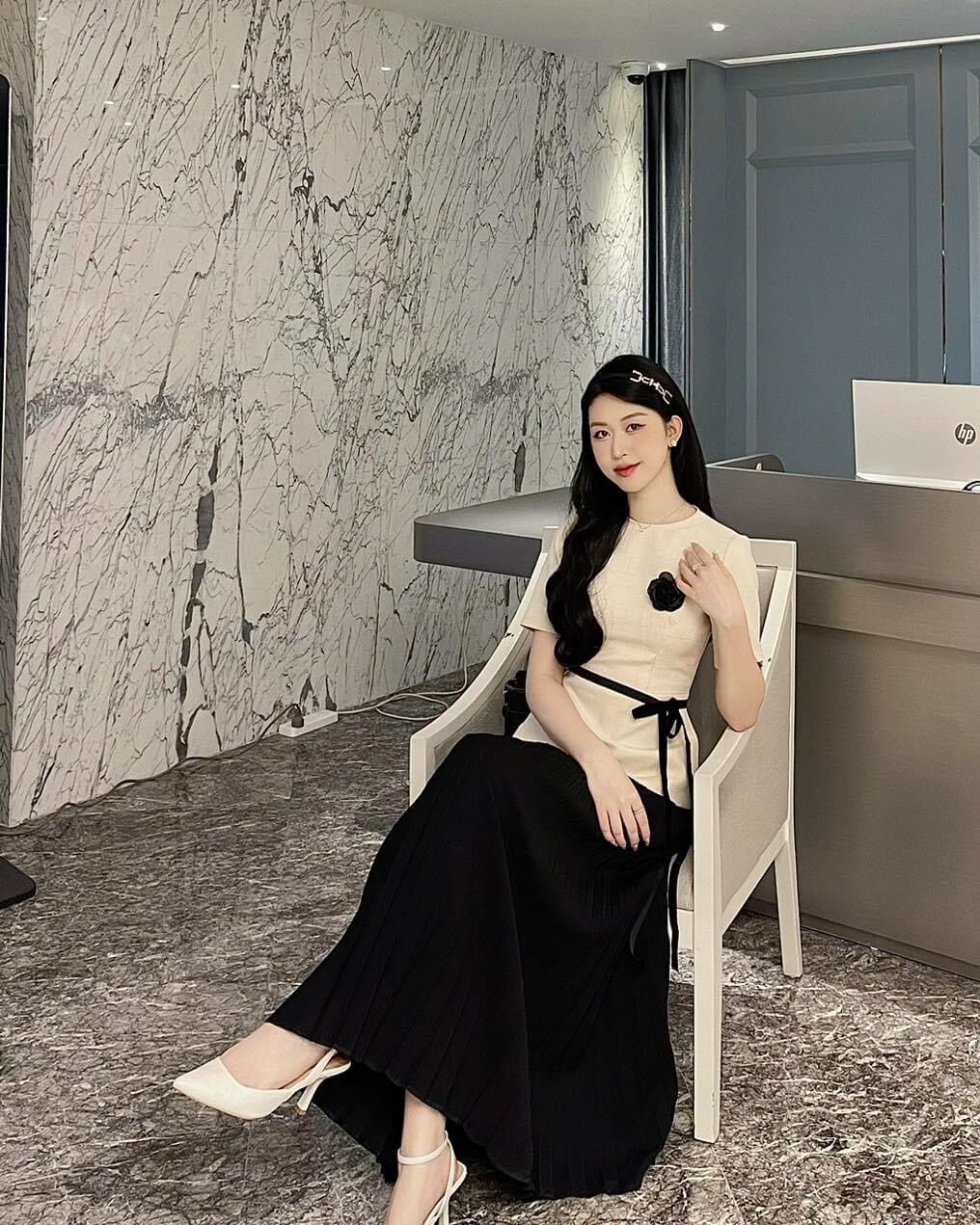 Set 2 chi tiết tiểu thư áo kèm chân váy tặng kèm nơ hoa và đai thắt thanh lịch, sang trọng