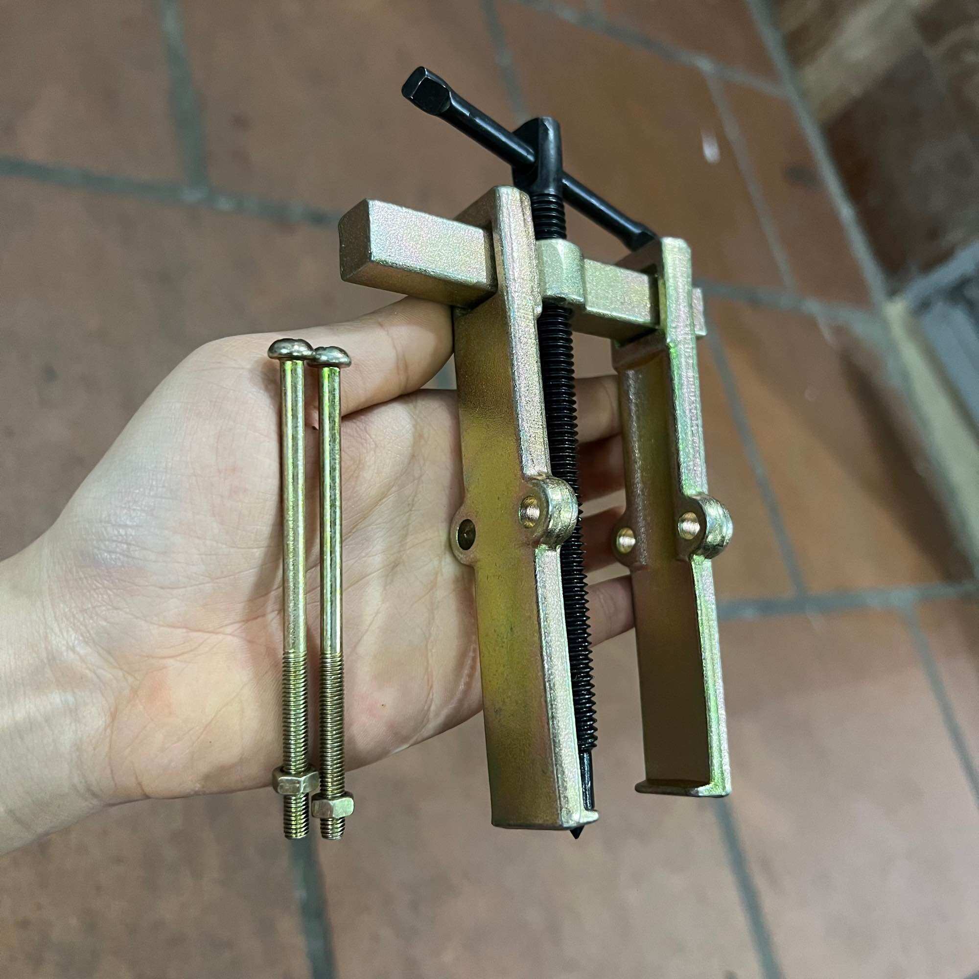 Vam cảo 2 càng 4inh 100mm