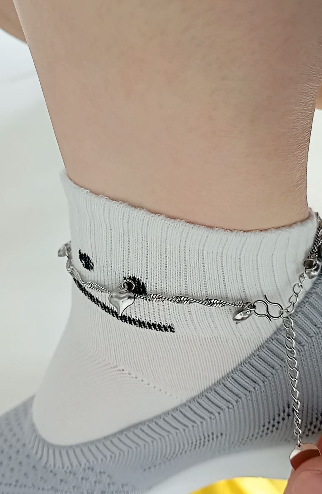 Lắc chân titan dạng xoắn đính trái tim trang sức mij