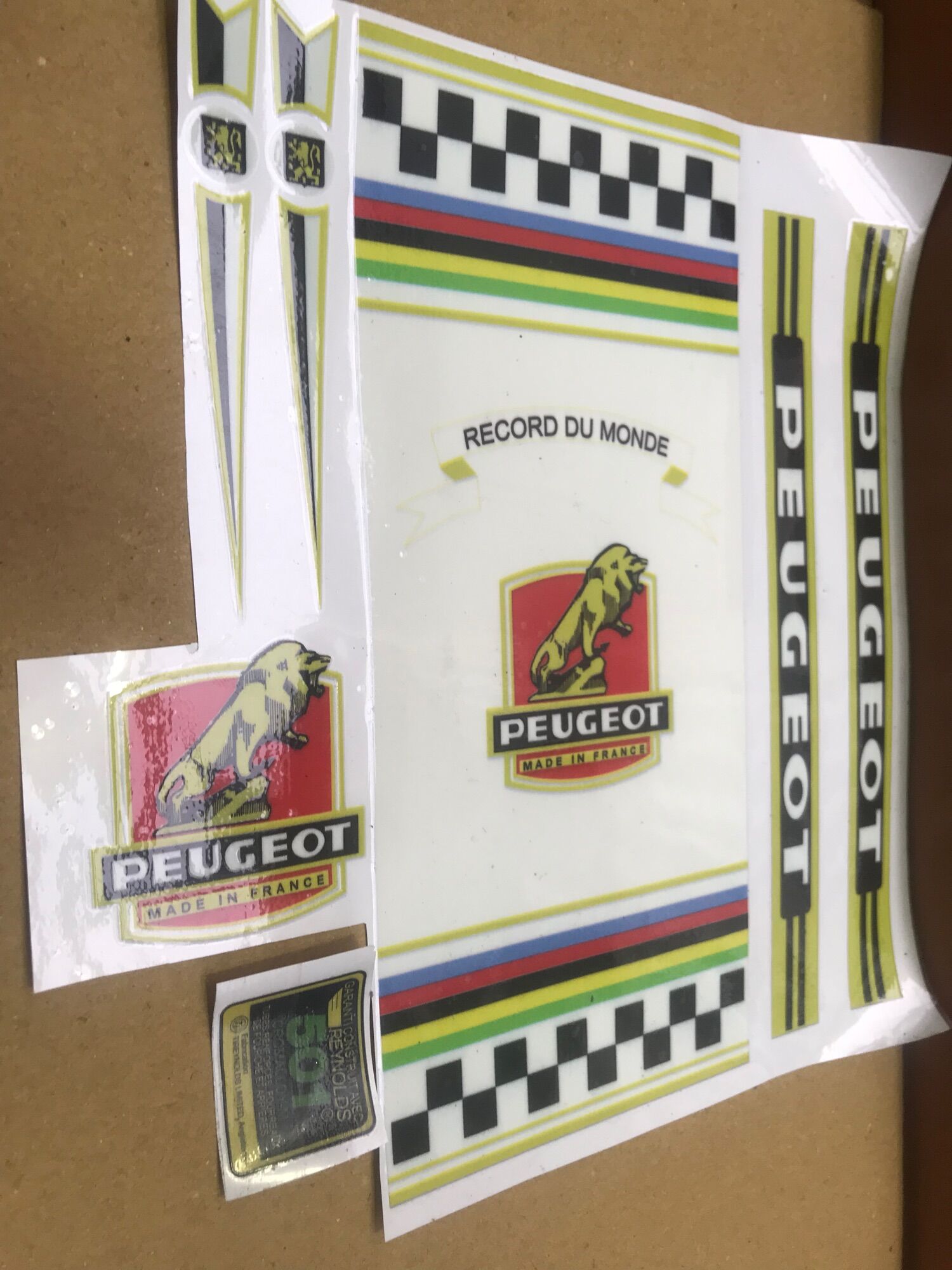 Decal tem Peugeot lột nước