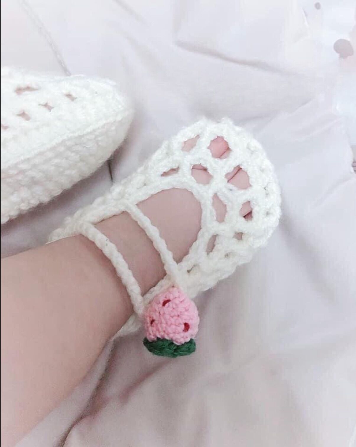 giày lưới quả dâu xinh cho bé gái