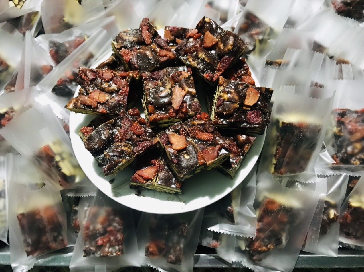 (250GR) BÁNH BÔNG TUYẾT SÔ CÔ LA HEALTHY, MÓN ĂN VẶT LÀNH MẠNH, CỰC KỲ LẠ MIỆNG VÀ THƠM NGON ( SÔ CÔ LA NGUYÊN CHÂT, HẠNH NHÂN, ÓC CHÓ ĐỎ, DÂU TÂY SẤY KHÔNG ĐƯỜNG…) ship ngucocutthuy203 ngucocutthuy203