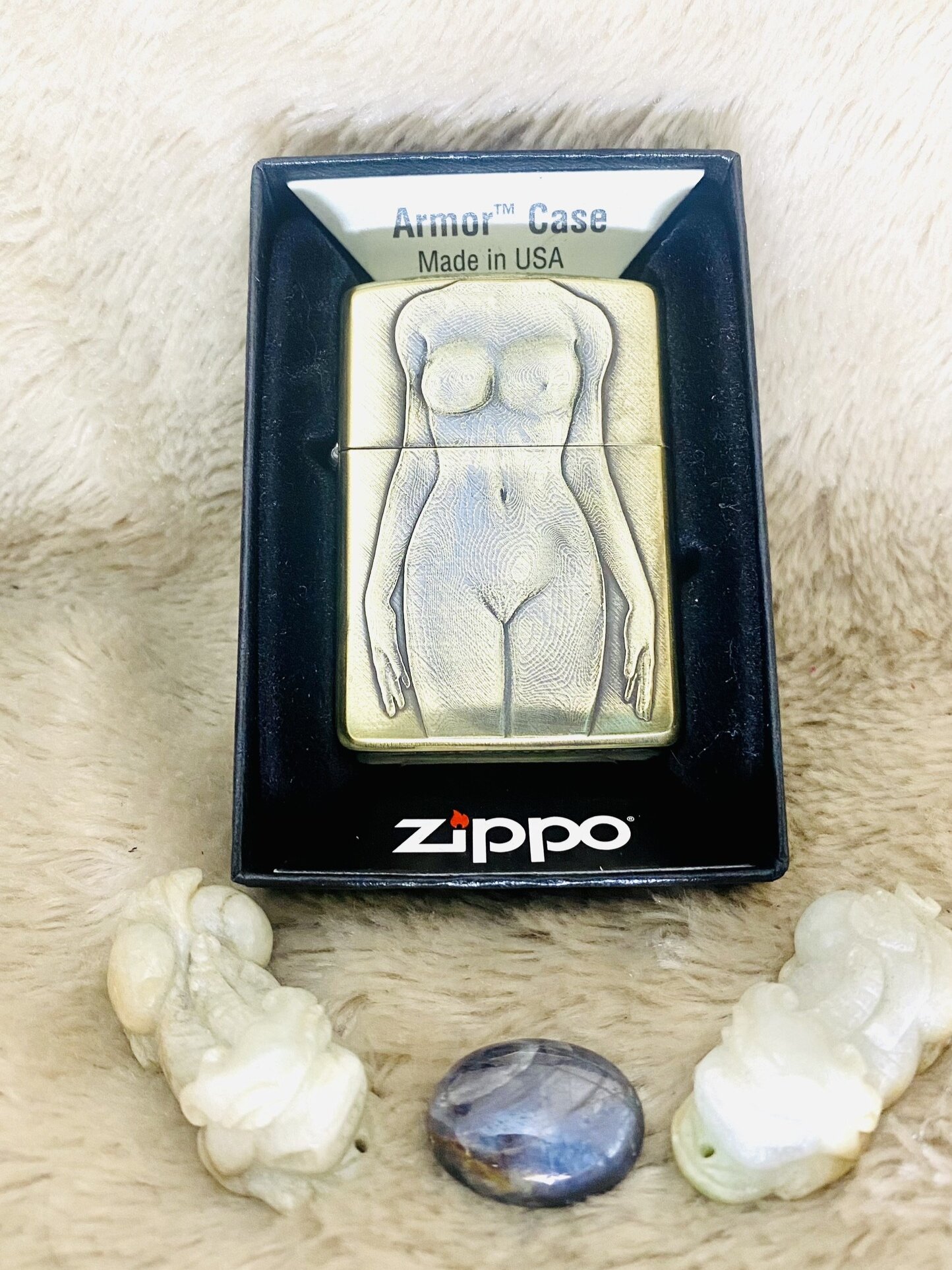 Zippo hàng chính hãng đồng nguyên khối vỏ dày, tôn vinh đường cong của phái đẹp