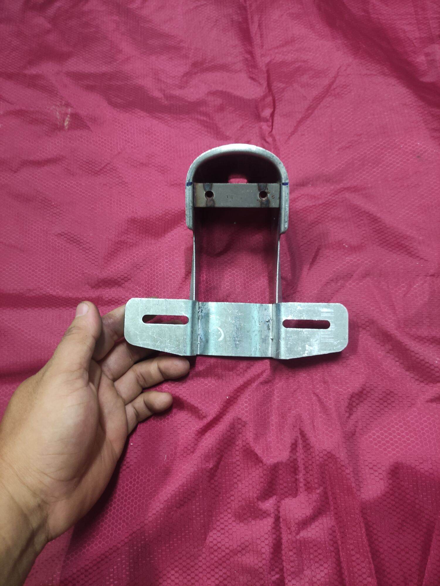 Đế sắt làm đồng,cóc sắt bắt bảng số đèn hậu xe 81