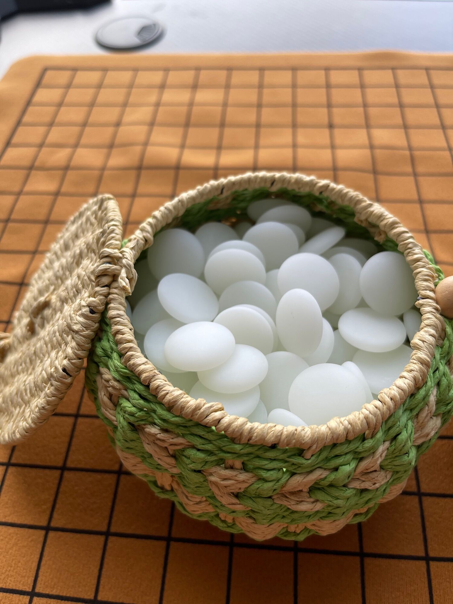Bộ cờ vây đá vân tử cao cấp một mặt cong (tặng 2 hũ dệt)