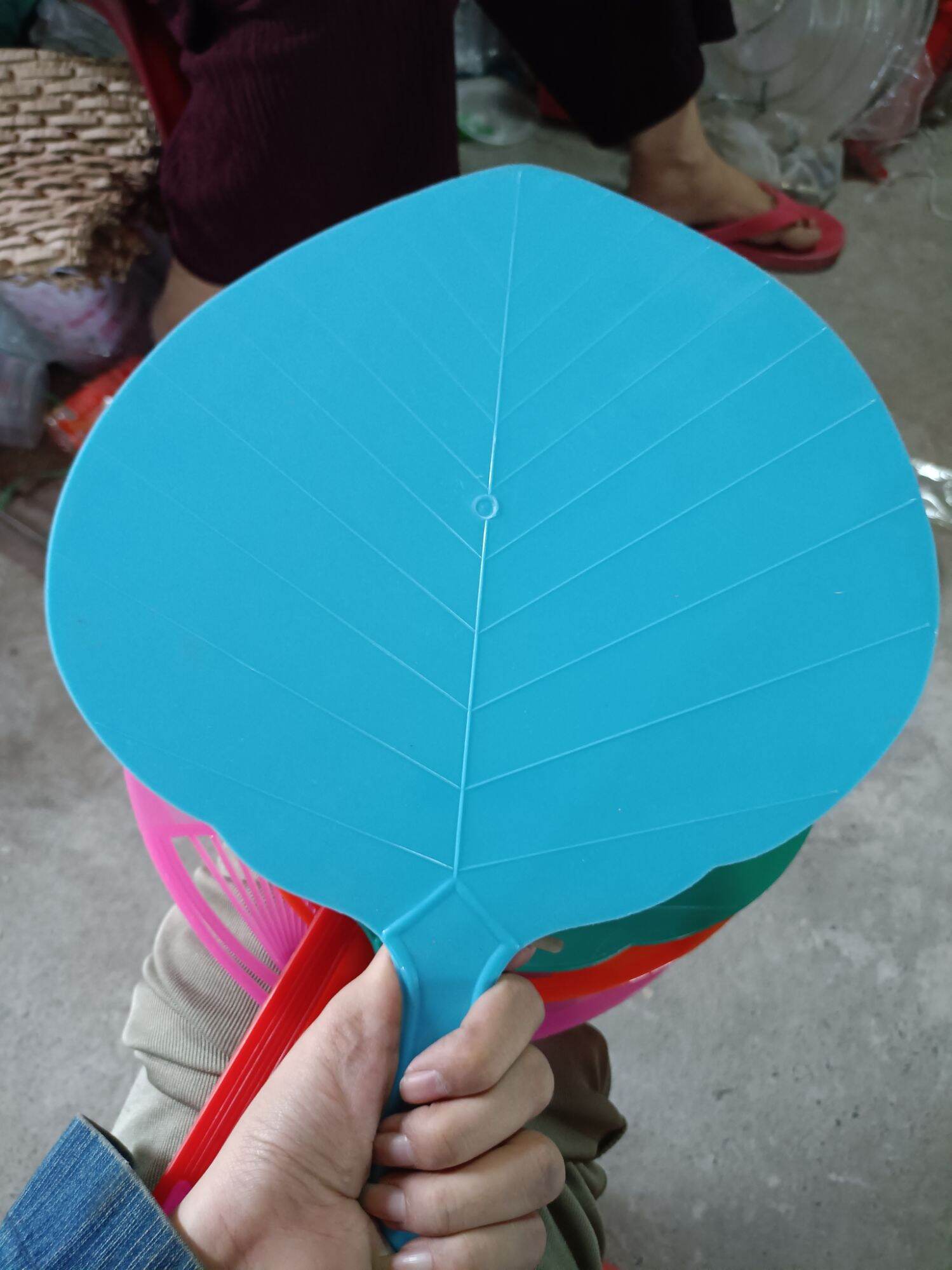 Quạt nhựa cầm tay