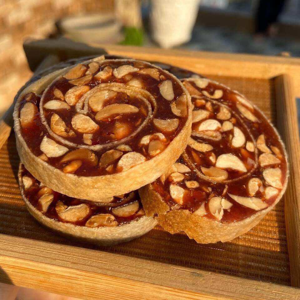 Kẹo chuối đậu phộng cuộn bánh tráng nhà làm thủ công - Bao ngon