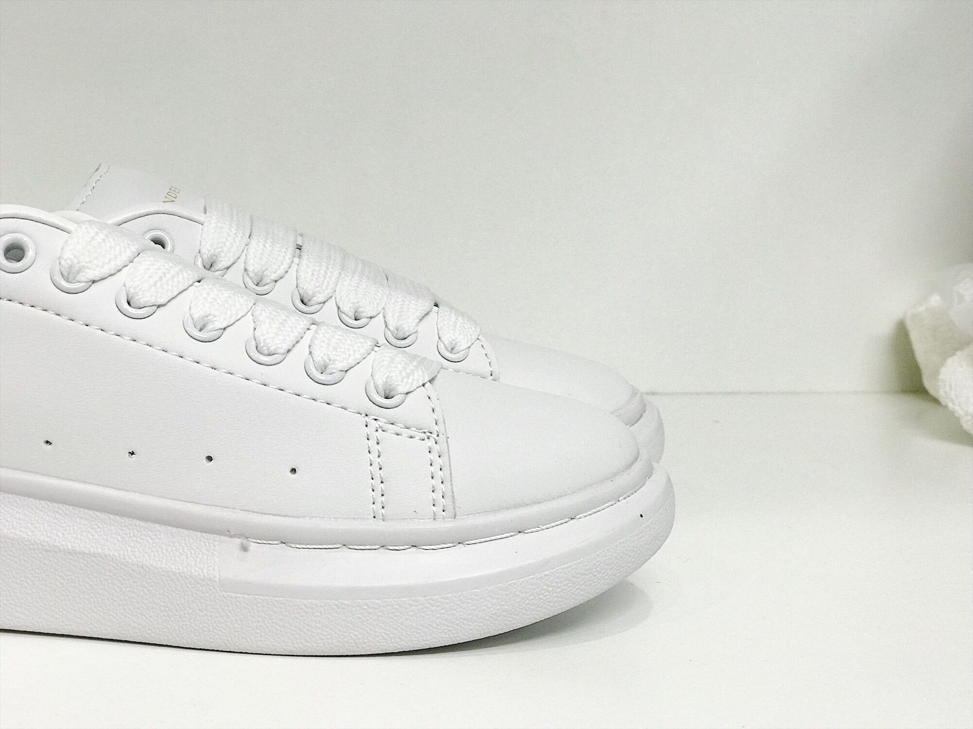 Sneaker Mcqueen Trắng Gót Bạc