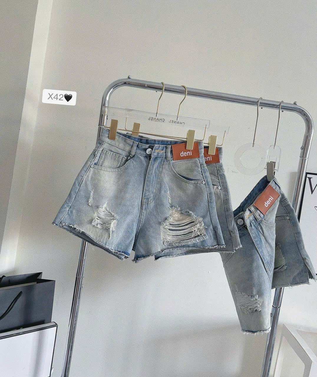 Quần short jean rách lưng cao lộ túi cá tính