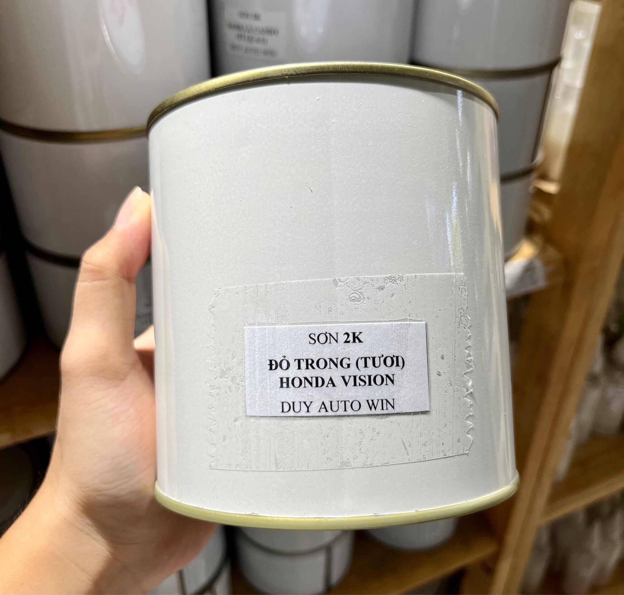 Đỏ trong honda vision - sơn 2k lon 0.5kg và 1kg